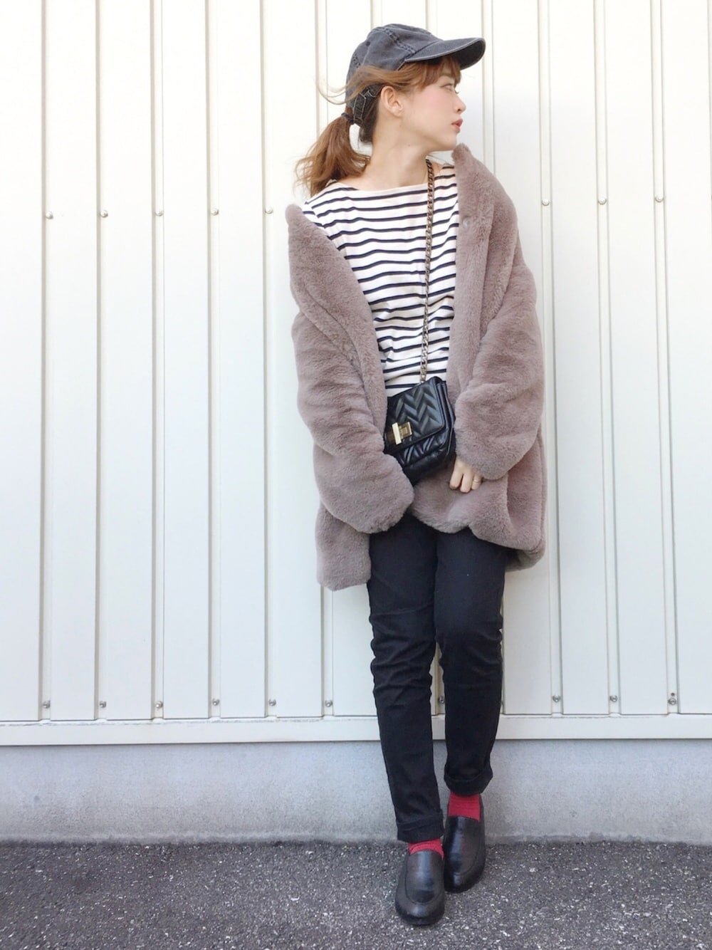 ブラウン系のノーカラージャケット、その他のTシャツ/カットソー、ブラック系のその他パンツを着用したレディースの冬コーディネートの1枚目の写真