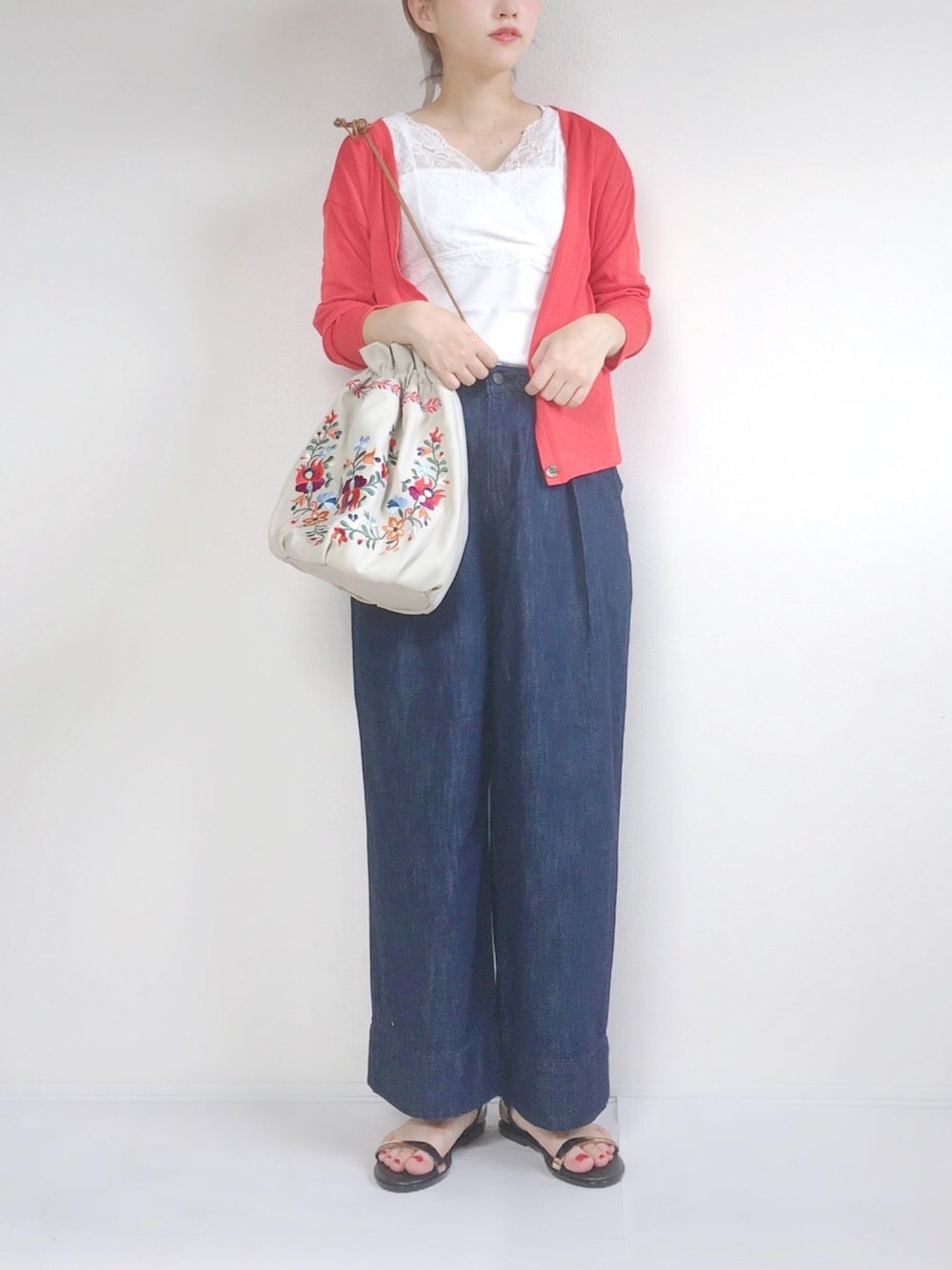 「カジュアル、楽チンコーデ、シンプル、休日スタイル、デニムパンツ、カーディガン」｜「ROPE' PICNICのレースV衿キャミソール（キャミソール、ホワイト系）」を使った、てらさん（レディース・161cm）の夏コーディネートの1枚目の写真