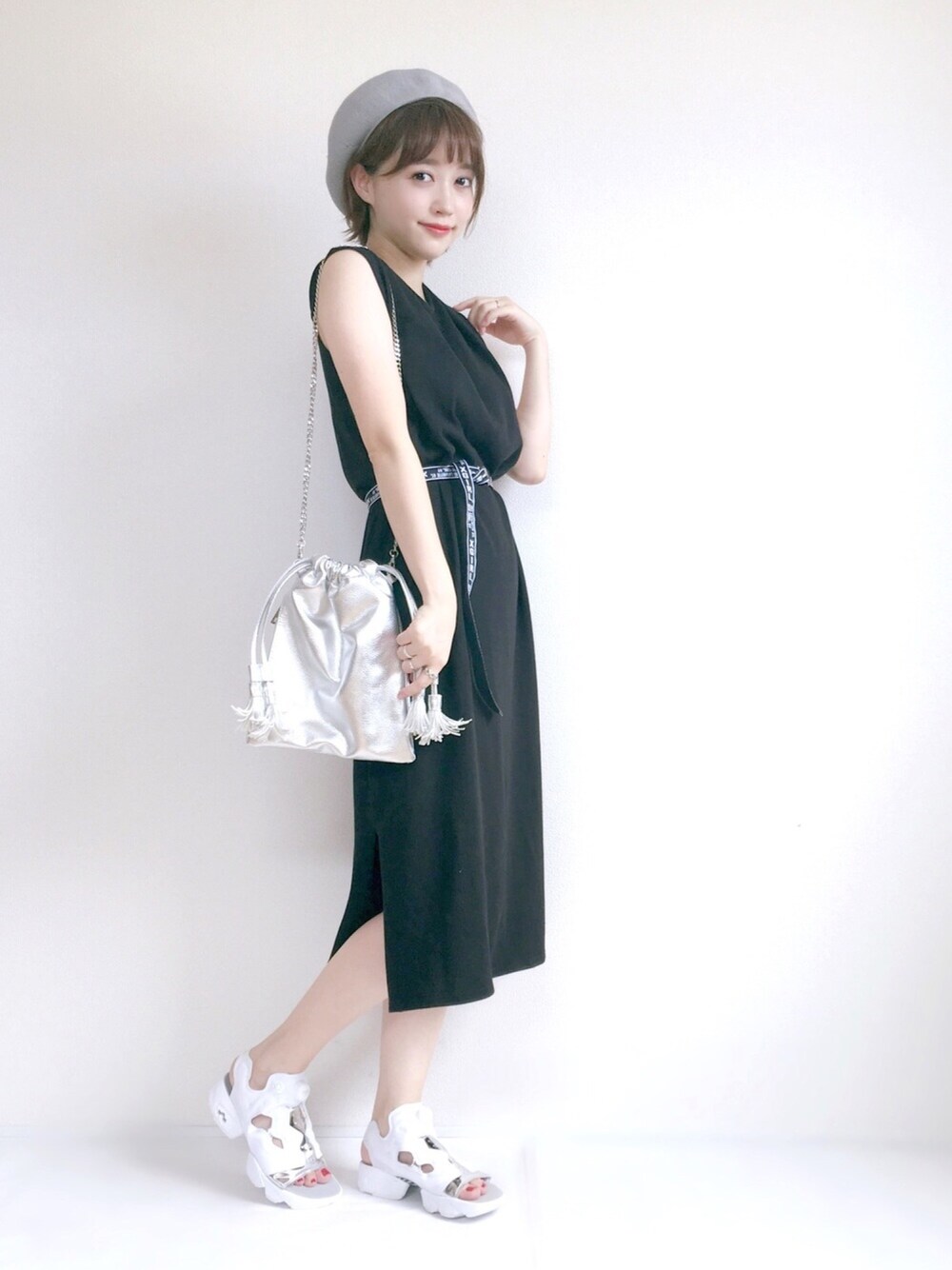 「休日コーデ、シンプルコーデ、夏、ママファッション、モノトーン、x-girl」｜「X-girlのSLIM GI BELT（ベルト、ブラック系）」を使った、てらさん（レディース・161cm）の夏コーディネートの1枚目の写真