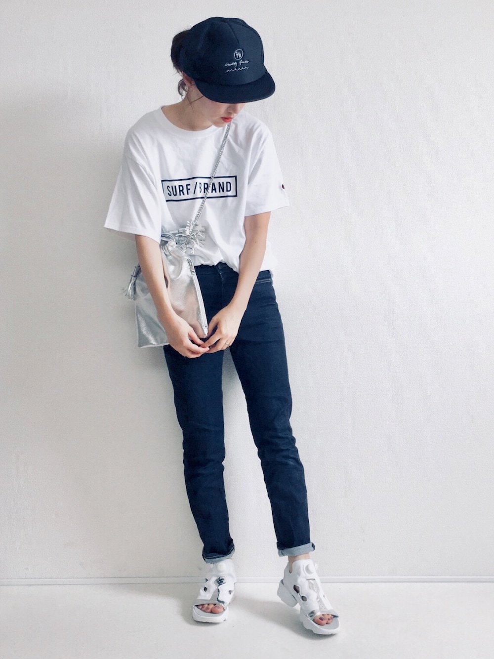 ホワイト系のTシャツ/カットソー、ブルー系のデニムパンツ、ホワイト系のサンダルを着用したレディースの夏コーディネートの1枚目の写真