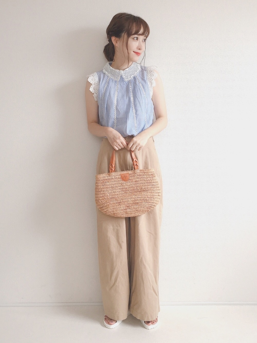 「オトナカジュアル、シンプル、ビルケンシュトック、birkenstock、ARIZONA、EVAサンダル、ママコーデ、サンダル、レース、birkenstock2018ss」｜「isn't she?のアイテム（シャツ/ブラウス、ブルー系）」を使った、てらさん（レディース・161cm）の夏コーディネートの1枚目の写真