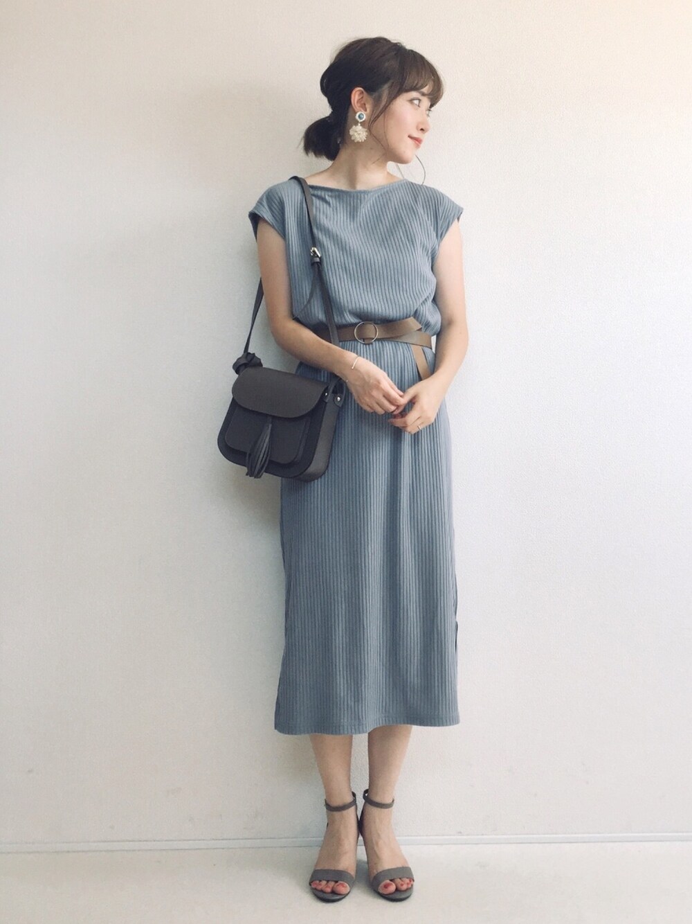 ブルー系のワンピース、ベージュ系のサンダル、ベージュ系のショルダーバッグを着用したレディースの夏コーディネートの1枚目の写真