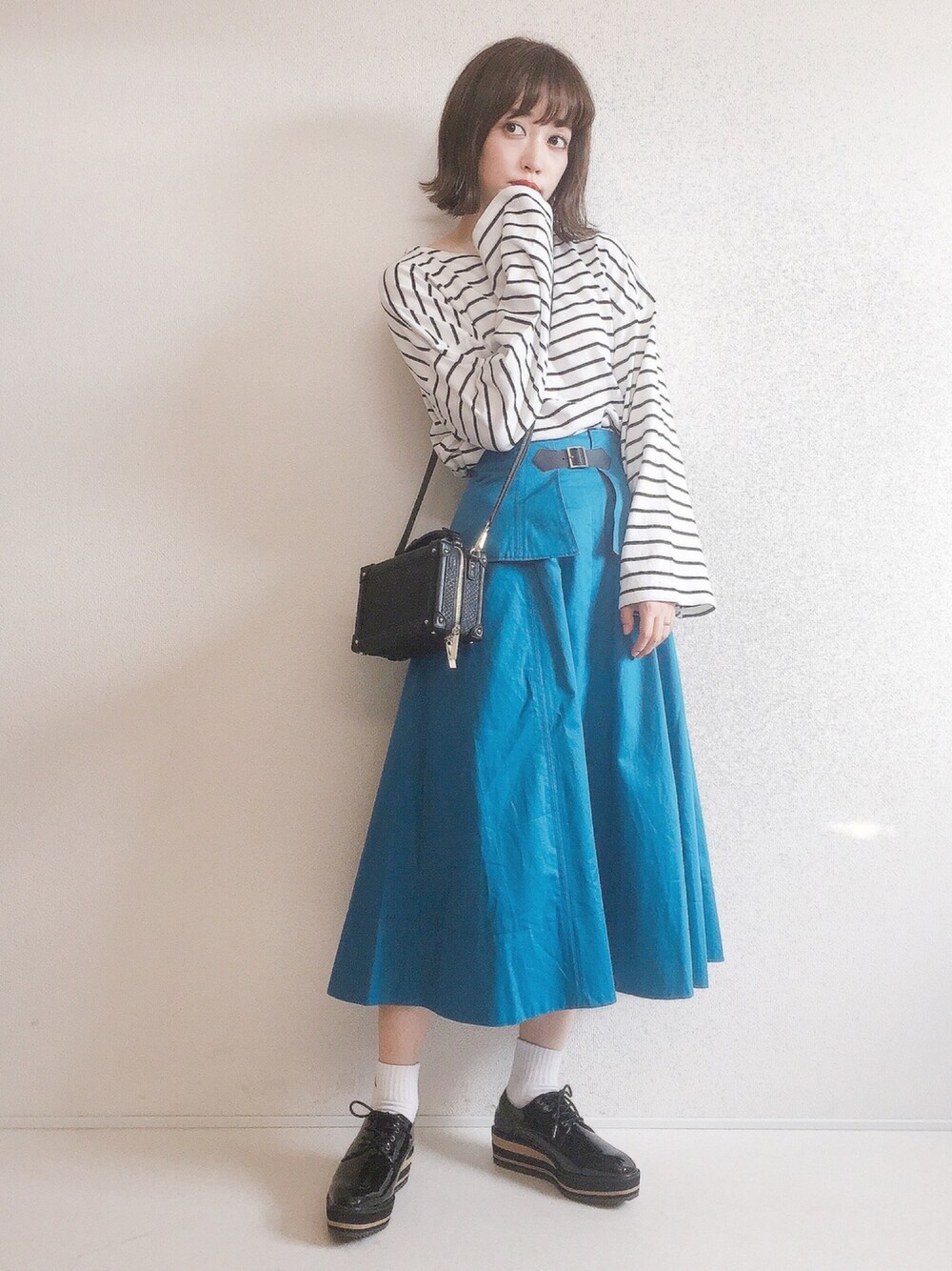ホワイト系のTシャツ/カットソー、ブルー系のスカート、ブラック系のドレスシューズを着用したレディースの夏コーディネートの1枚目の写真