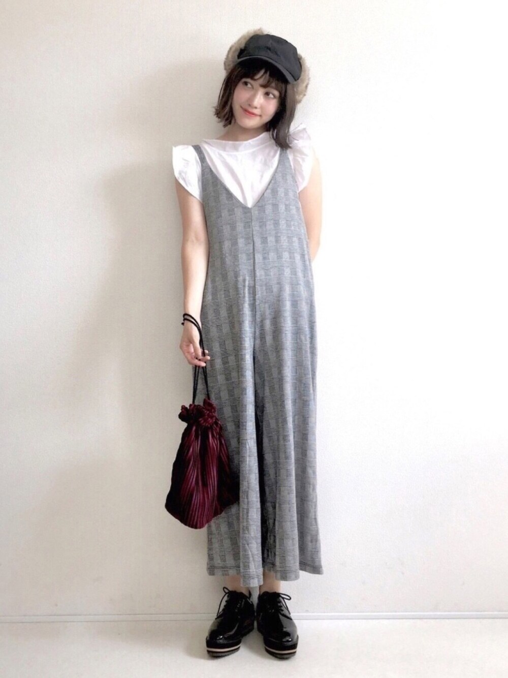 グレー系のつなぎ/オールインワン、レッド系のハンドバッグ、ブラック系のドレスシューズを着用したレディースの夏コーディネートの1枚目の写真