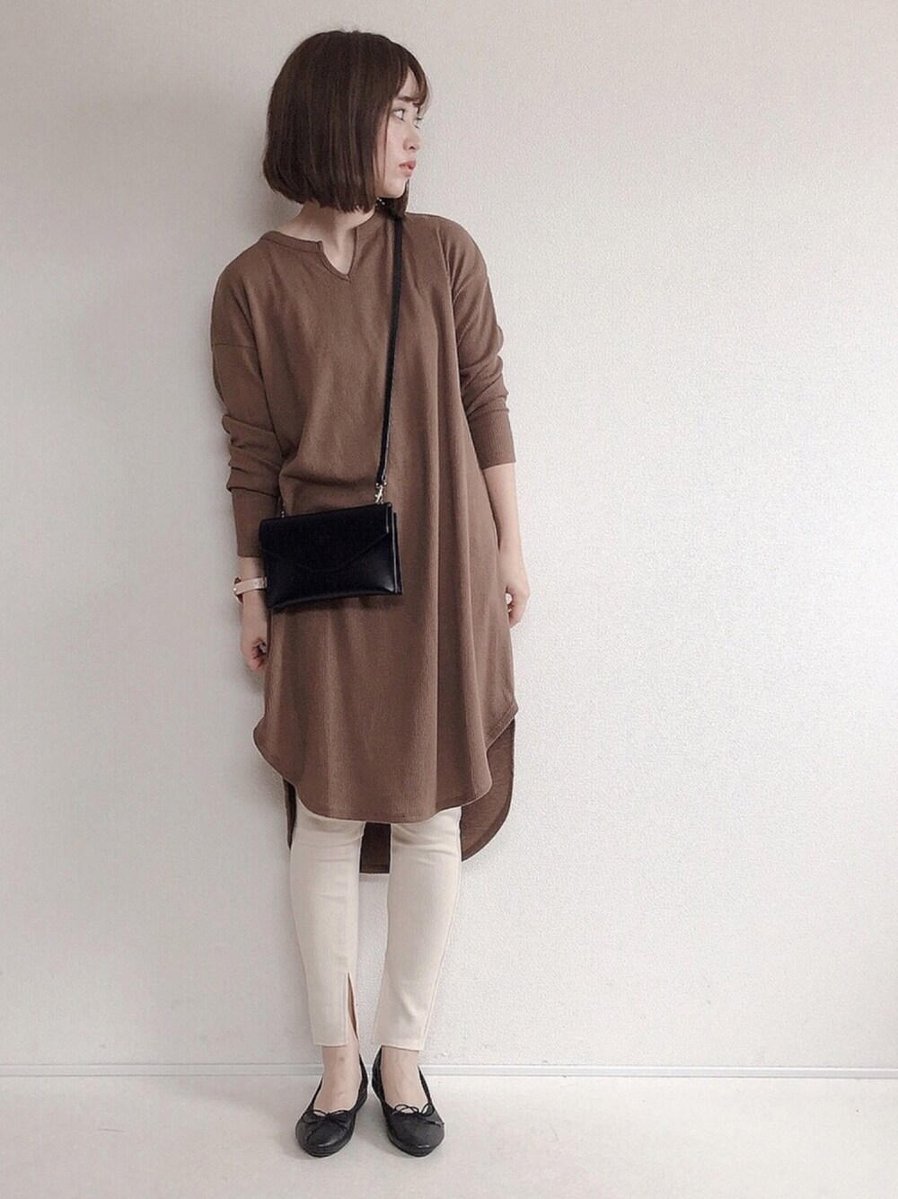 ブラウン系のワンピース/ドレス、ブラック系のショルダーバッグ、ブラック系のバレエシューズを着用したレディースの秋コーディネートの1枚目の写真