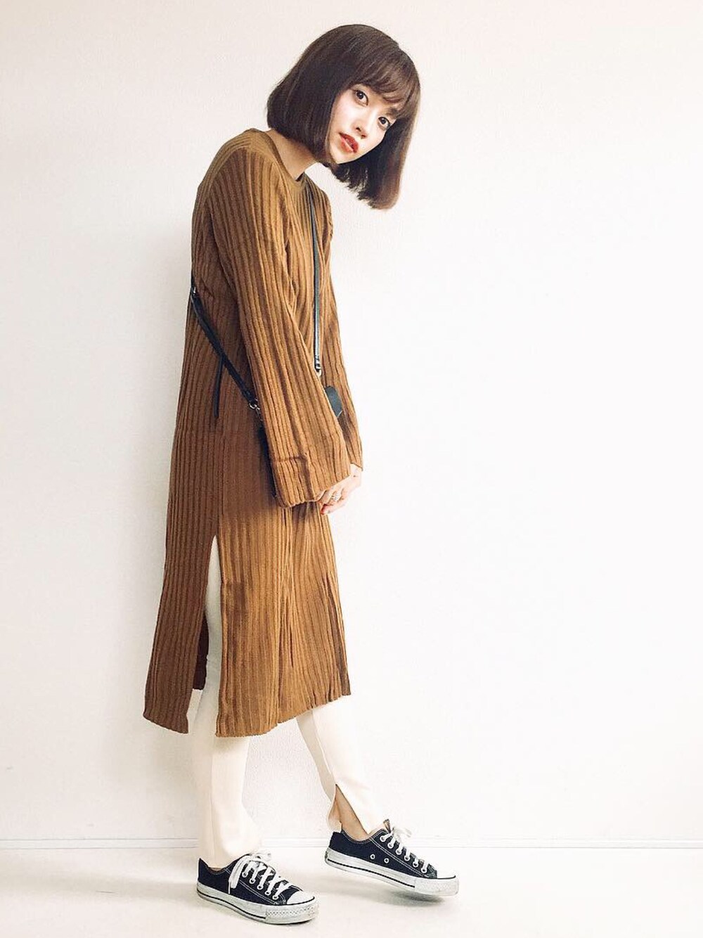 ブラウン系のワンピース/ドレス、ブラック系のショルダーバッグ、ホワイト系のレギンス/スパッツを着用したレディースの秋コーディネートの1枚目の写真