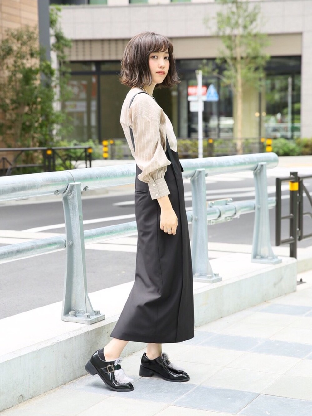 ベージュ系のシャツ/ブラウス、ブラック系のスカート、ブラック系のモカシン/デッキシューズを着用したレディースの秋コーディネートの1枚目の写真