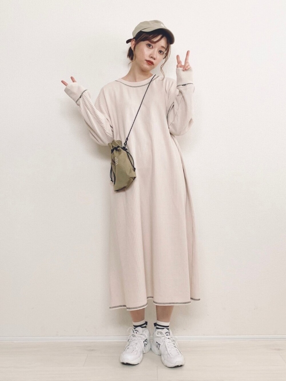 「ラブアンドピース2019、ゆるコーデ、ママコーデ、ワンピース、スニーカー、カジュアル、haco!」｜「haco!の【高橋愛さんコラボ】配色ステッチのフレアーサーマルワンピース by LOVE&PEACE PROJECT（ワンピース、ベージュ系）」を使った、てらさん（レディース・161cm）の秋コーディネートの1枚目の写真