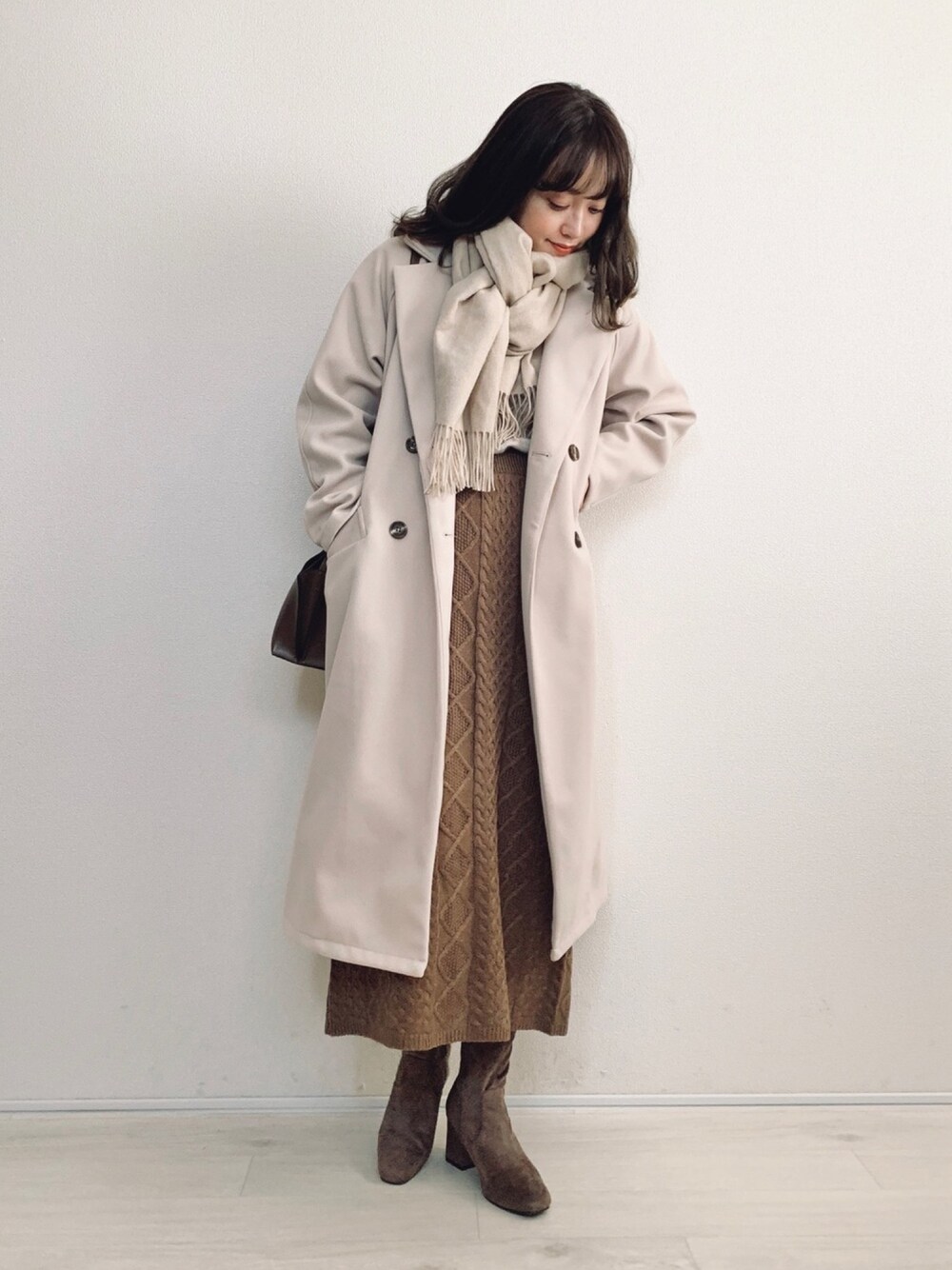 「大人カジュアル、オトナ女子、冬コーデ、秋コーデ、スカート、ママコーデ、大人かわいい」｜「fifthのビッグシルエットラグランチェスターコート（トレンチコート、ホワイト系）」を使った、てらさん（レディース・161cm）の秋コーディネートの1枚目の写真