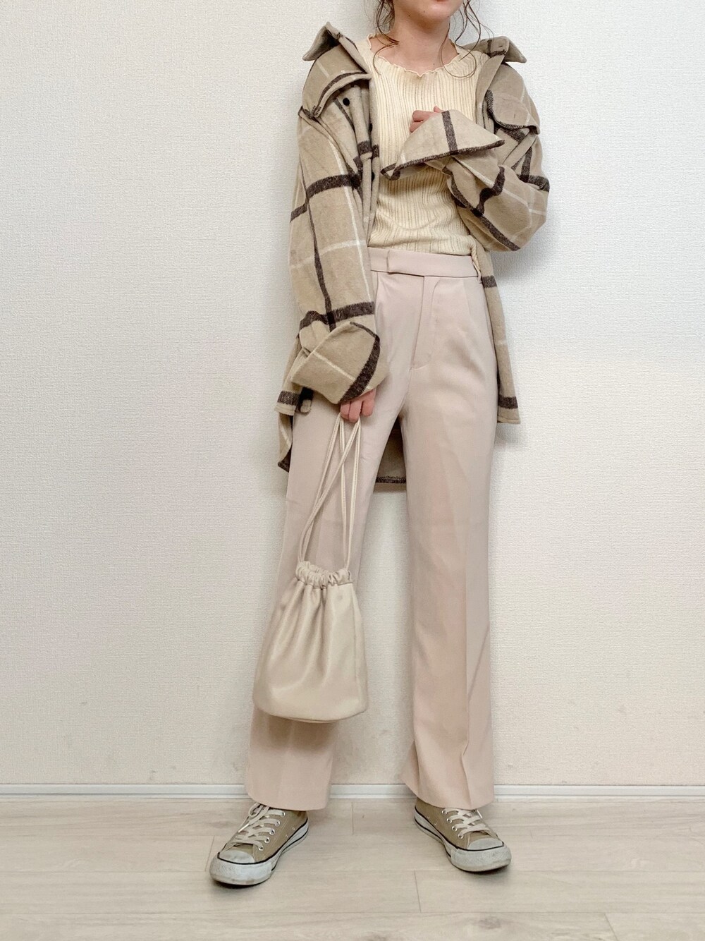 ホワイト系のニット/セーター、ホワイト系のその他パンツ、ホワイト系のバッグを着用したレディースの冬コーディネートの1枚目の写真