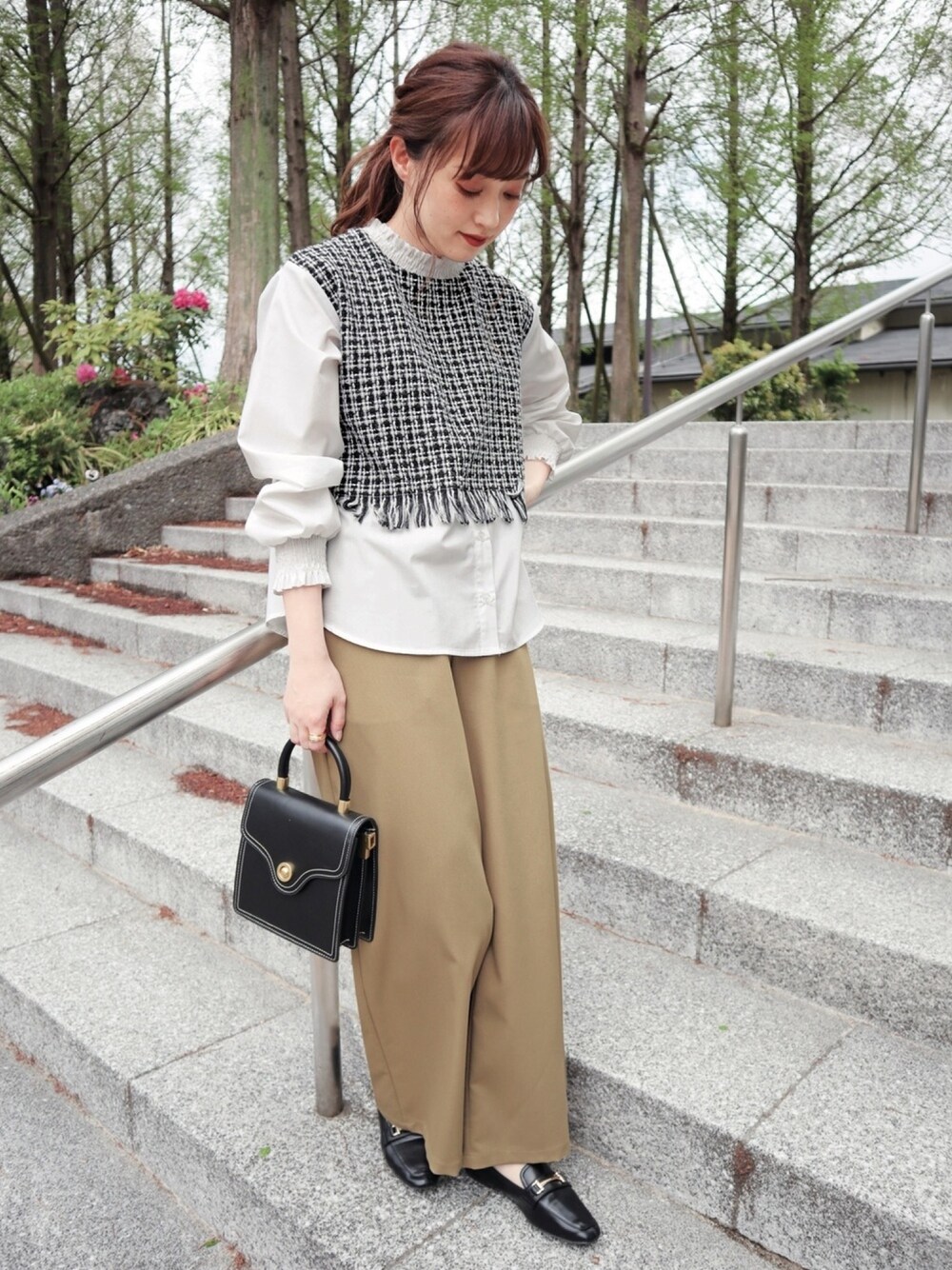 ブラック系のシャツ/ブラウス、ベージュ系のその他パンツ、ブラック系のローファーを着用したレディースの夏コーディネートの1枚目の写真