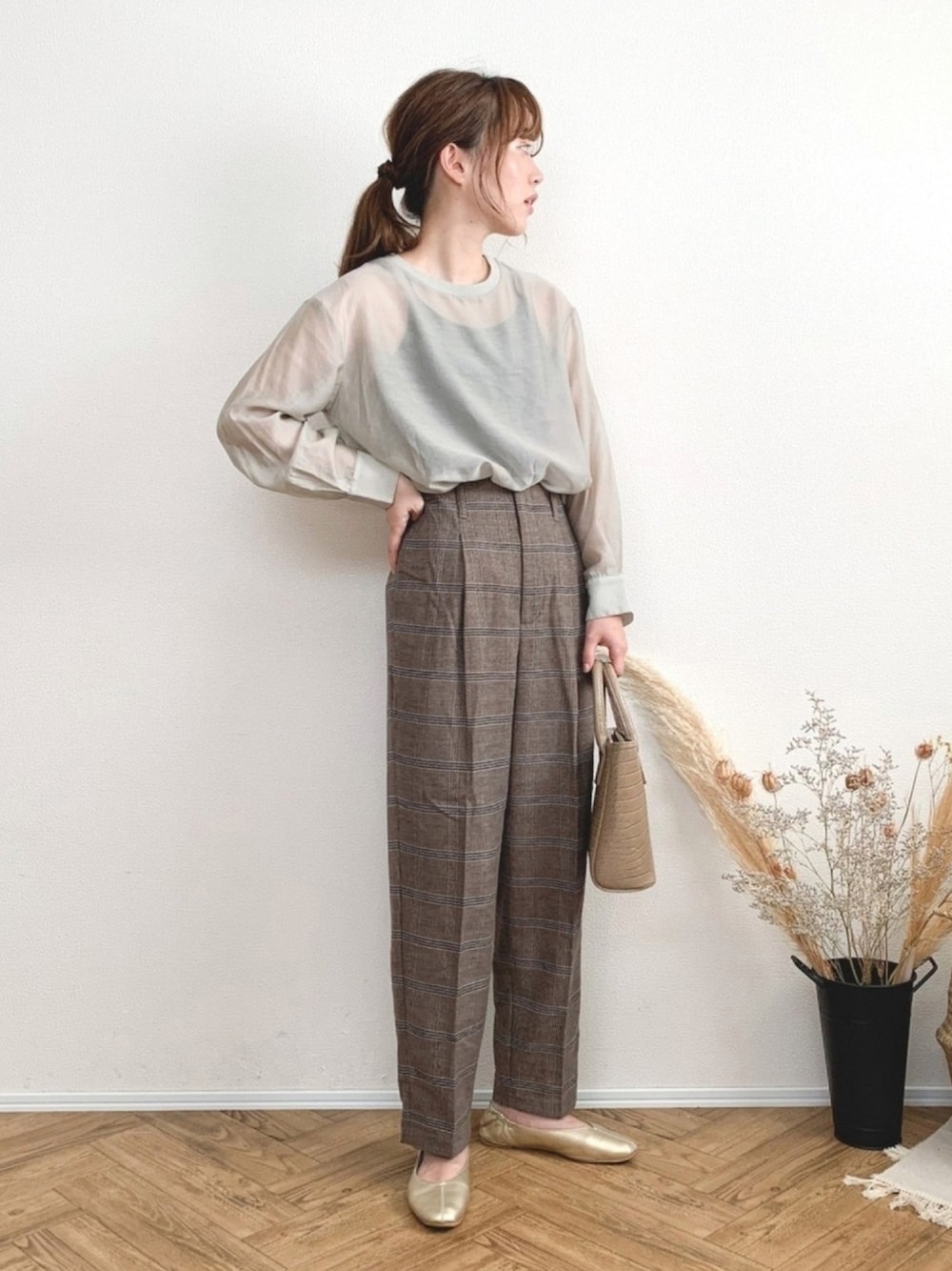 グレー系のシャツ/ブラウス、ブラック系のキャミソール、ゴールド系のパンプスを着用したレディースの秋コーディネートの1枚目の写真