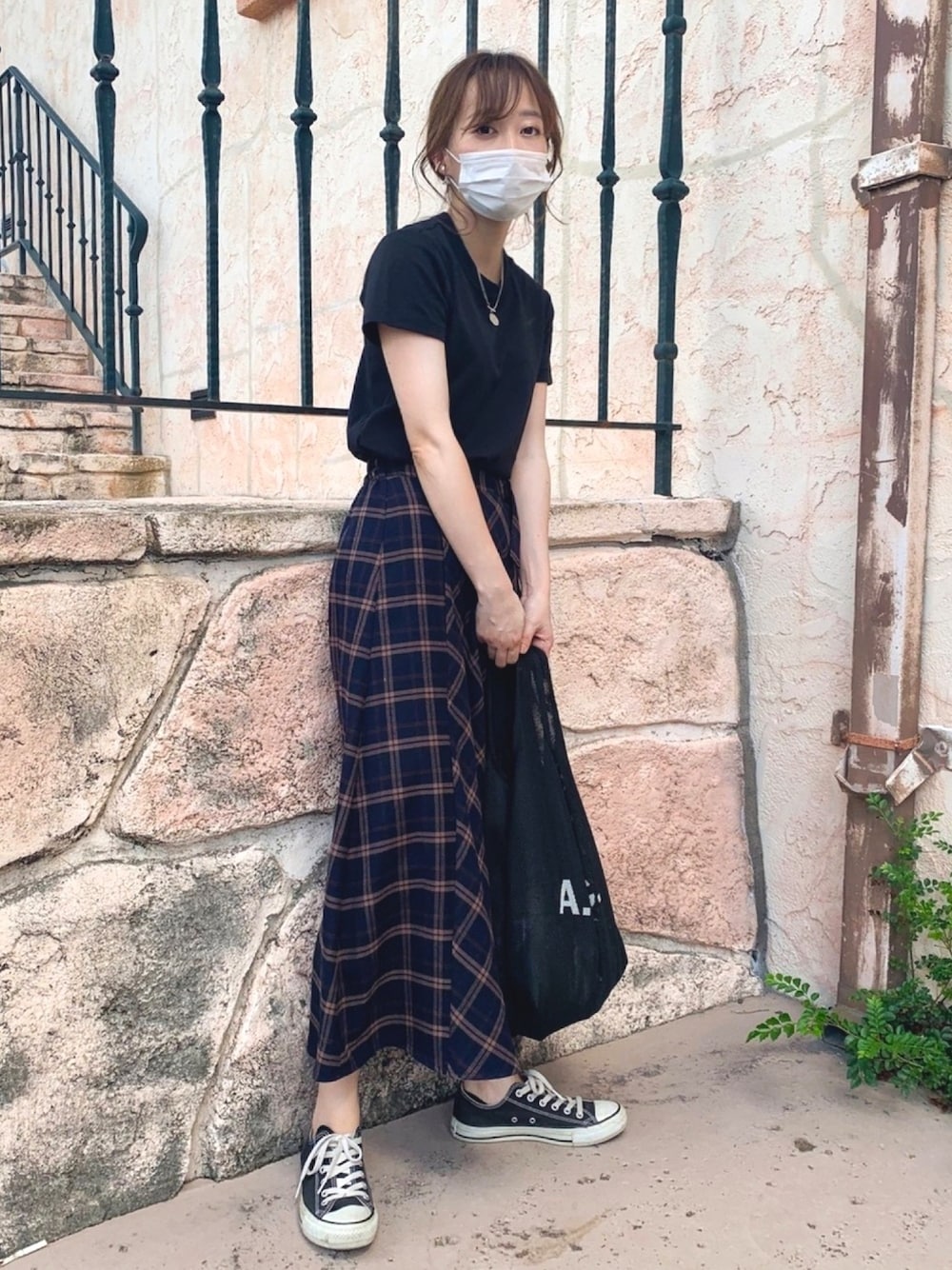 「しまむら、オトナカジュアル、秋のコーデ、秋服準備はじめました、チェックスカート、Tシャツ、UNIQLO U、オトナ女子、エコバッグ、A.P.C.」｜「しまむらのアイテム（スカート、ブルー系）」を使った、てらさん（レディース・161cm）の秋コーディネートの1枚目の写真