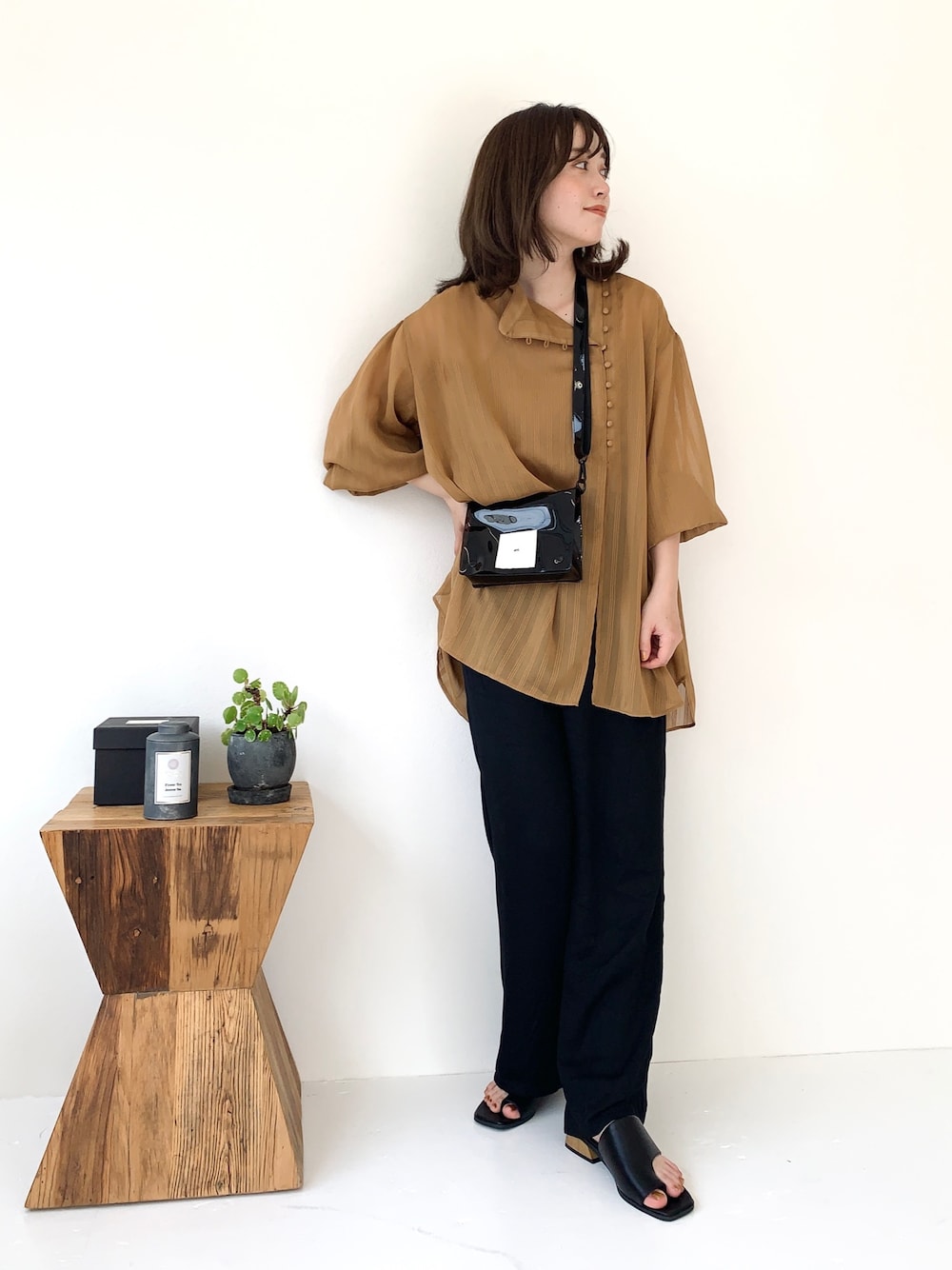 「ani.、デイリーラシット (Daily russet)、ママコーデ、プチプラコーデ、LOWRYS FARM、イージーパンツ、UNIQLO、シンプル、リラックススタイル、大人カジュアル」｜「Daily russetの【ani.】 PVCフラップショルダーバッグ（ショルダーバッグ、ブラック系）」を使った、てらさん（レディース・161cm）の春コーディネートの1枚目の写真