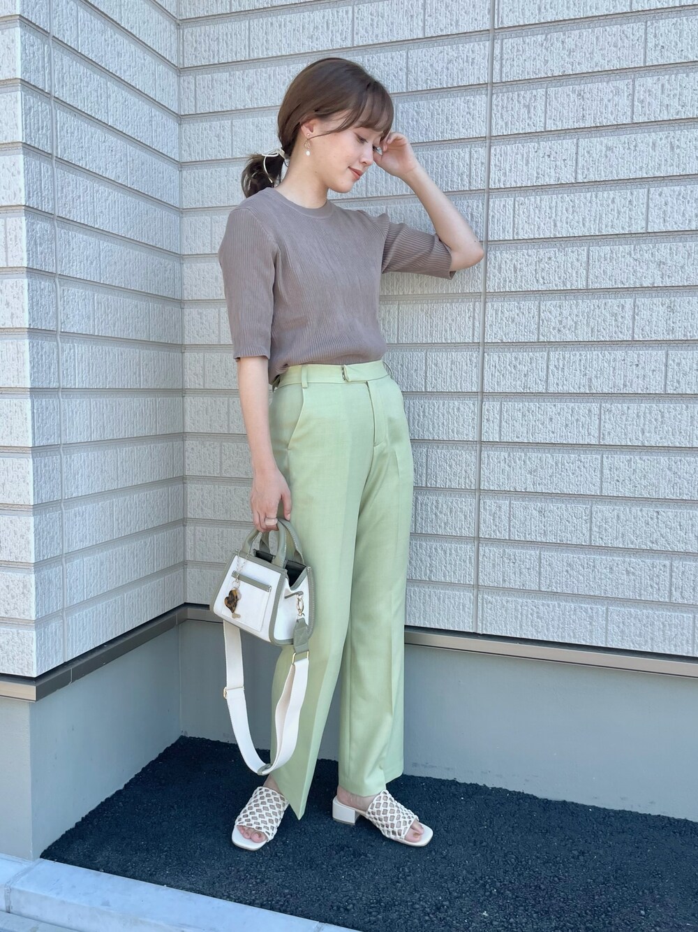 ブラウン系のTシャツ/カットソー、グリーン系のその他パンツ、ホワイト系のシューズを着用したレディースの夏コーディネートの1枚目の写真