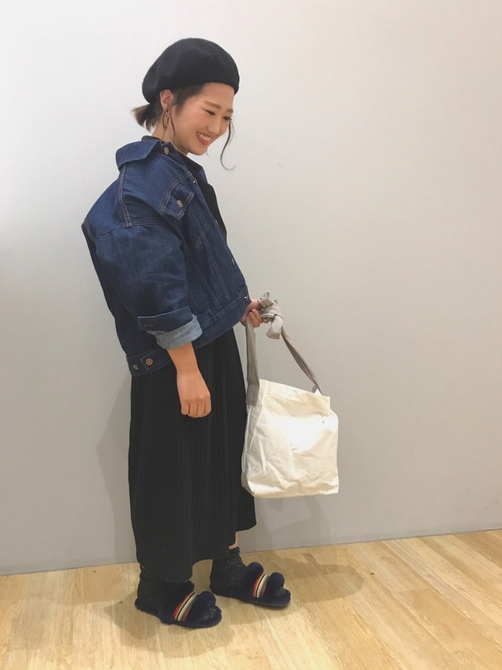 ブルー系のデニムジャケット、ブラック系のその他パンツ、グレー系のトートバッグを着用したレディースの秋コーディネートの1枚目の写真