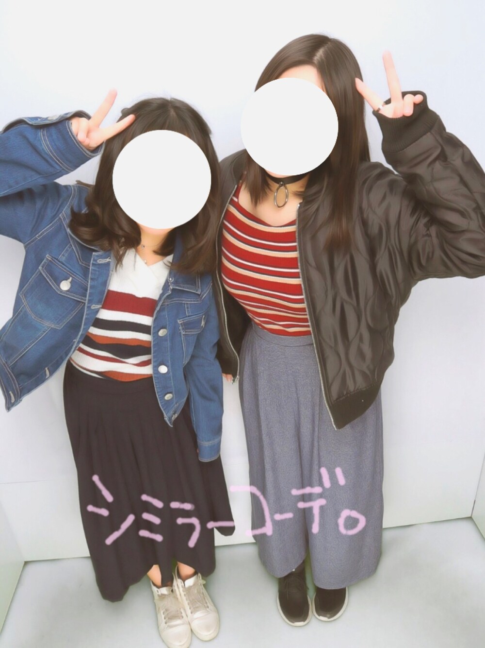 ブラック系のブルゾン、レッド系のTシャツ/カットソー、グレー系のパンツを着用したレディースの春コーディネートの1枚目の写真