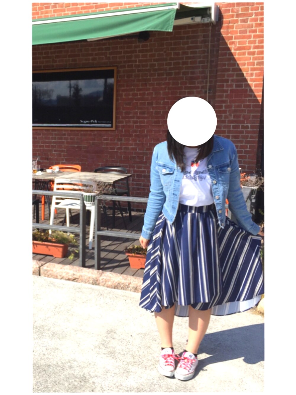 グレー系のデニムジャケット、ホワイト系のTシャツ/カットソー、ブルー系のスカートを着用したレディースの春コーディネートの1枚目の写真