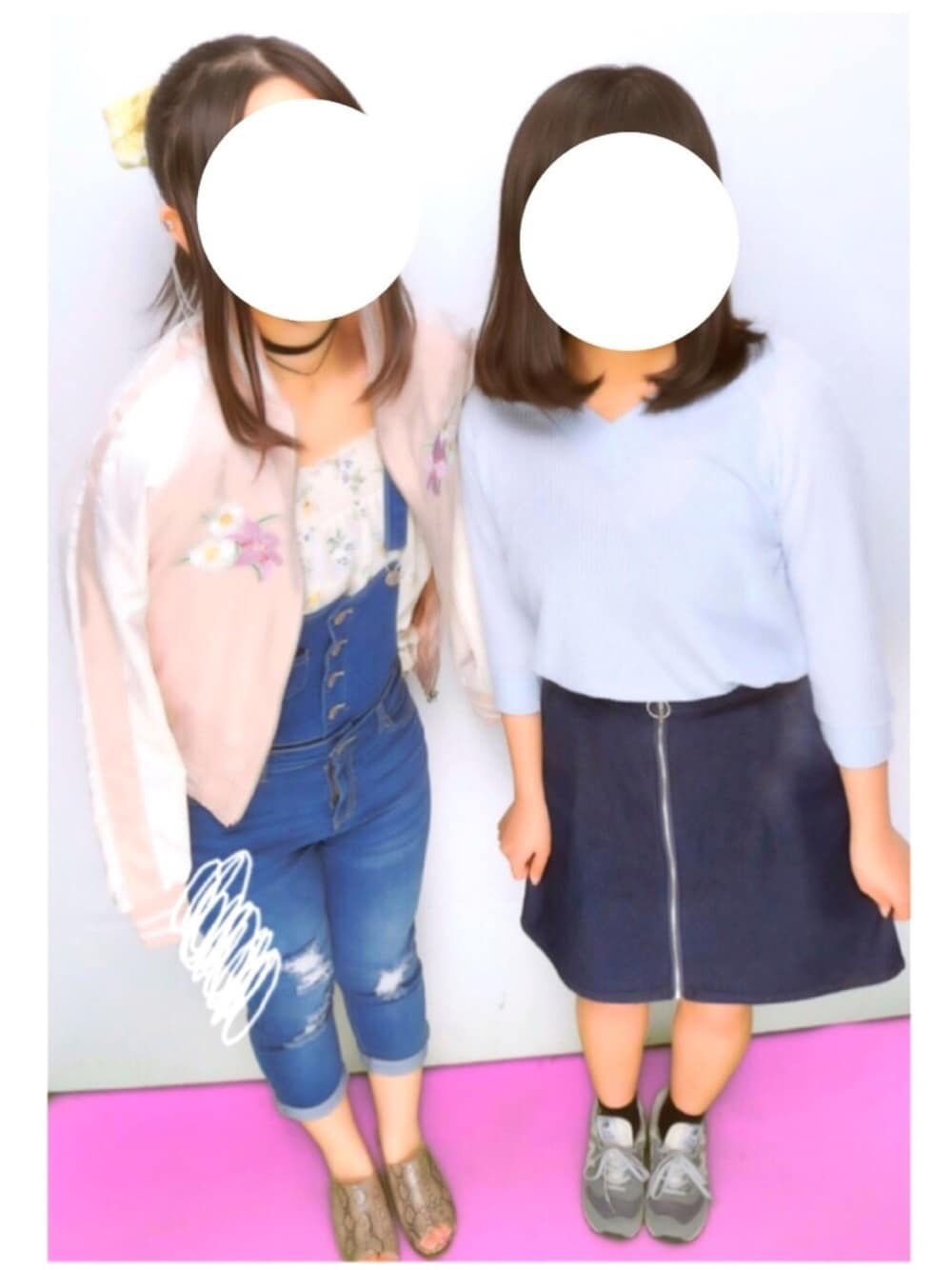 ピンク系のスタジャン、ホワイト系のシャツ/ブラウス、グレー系のオールインワン・サロペットを着用したレディースの春コーディネートの1枚目の写真