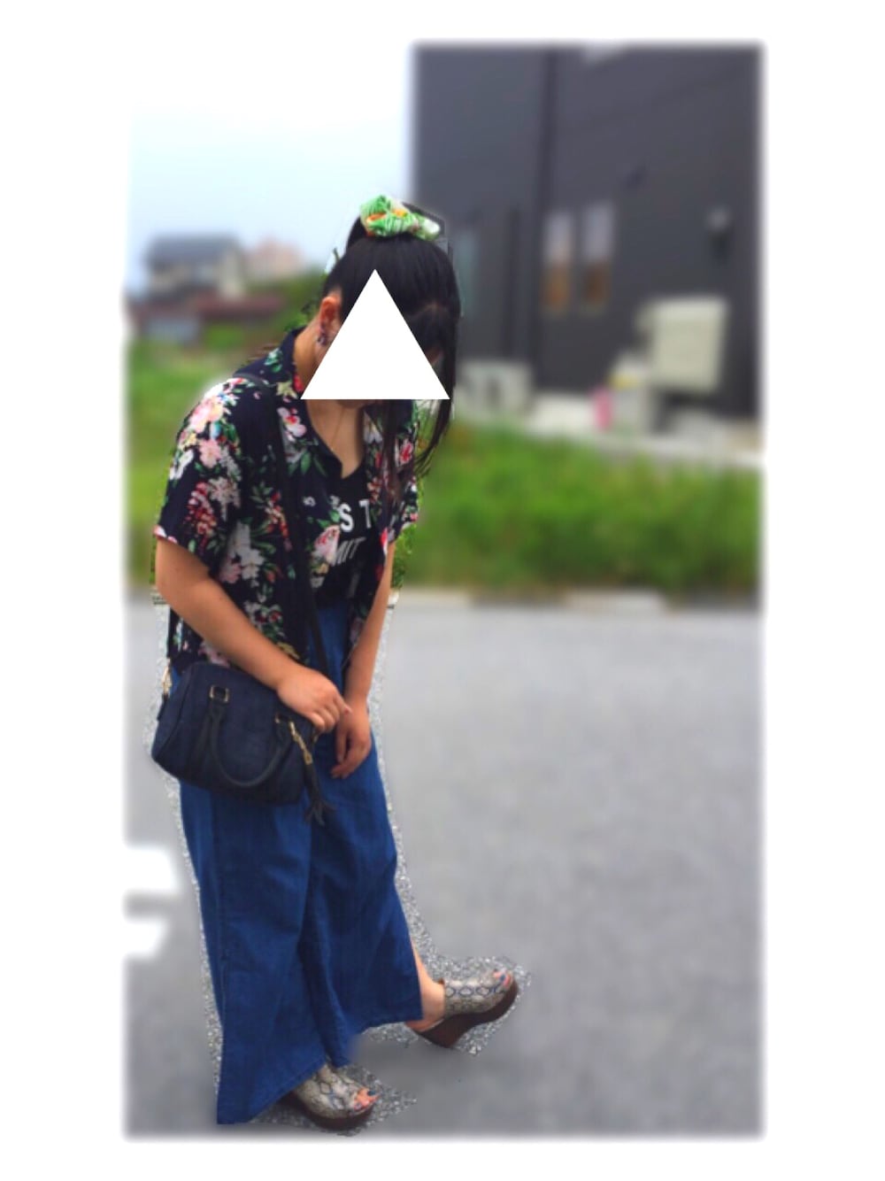 「夏、デニムパンツ、ワイドデニム、アロハシャツ、SPINNS、GU」｜「GUのアイテム（パンツ、ブルー系）」を使った、みぃなさん（レディース・160cm）の夏コーディネートの1枚目の写真
