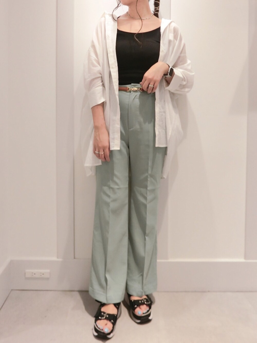 「カジュアル、春夏コーデ、シャツスタイル、キャミソール、スラックス、ミントグリーン、オトナ女子、スポサン」｜「Heatherのスリムフィットスラックス3　883929（スラックス、グリーン系）」を使った、miki.aさん（レディース・163cm）の春コーディネートの1枚目の写真