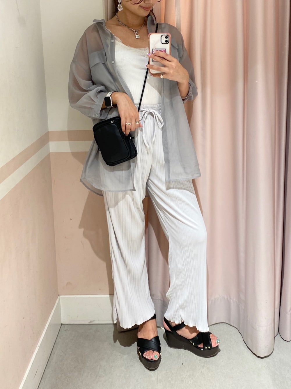 「夏、シースルートップス、ｼｰｽﾙｰｼｬﾂ、シアーシャツ、ミントグリーン、シャツスタイル、プリーツパンツ、ウエストゴム、へザー」｜「Heatherのホソミエプリーツパンツ　894490（その他パンツ、グレー系）」を使った、miki.aさん（レディース・163cm）の夏コーディネートの1枚目の写真