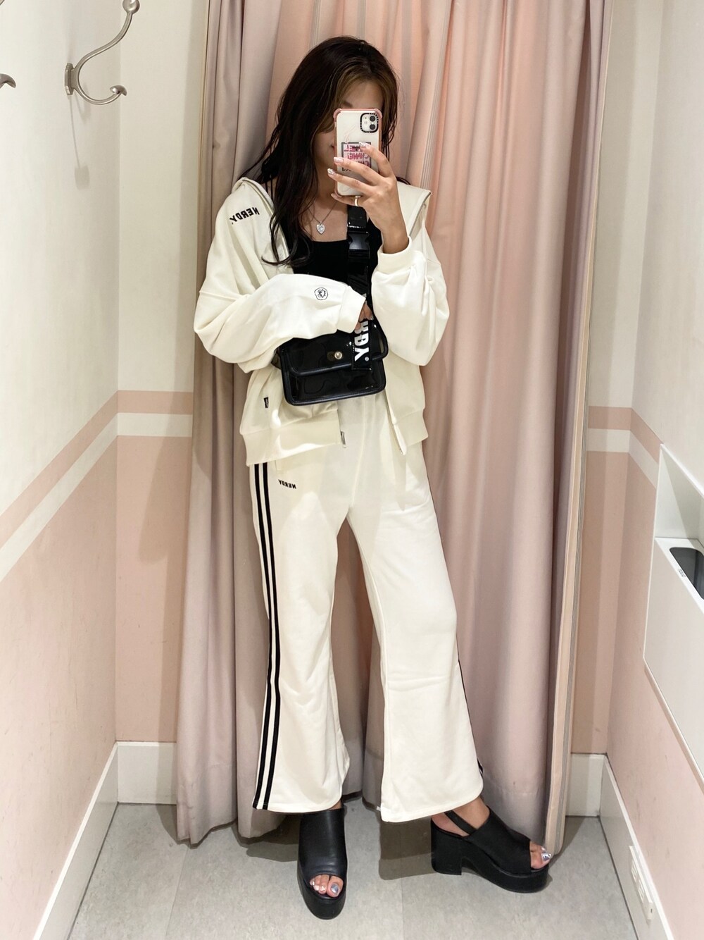 ホワイト系のパーカー、ホワイト系のその他パンツ、ブラック系のボディバッグ/ウエストポーチを着用したレディースの夏コーディネートの1枚目の写真
