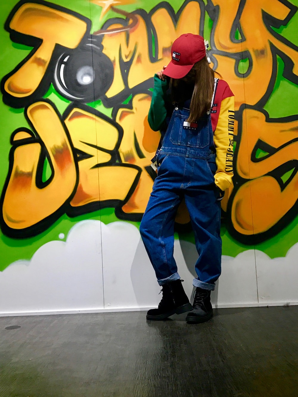「冬コーデ、古着、カジュアル、オーバーオール、デニムコーデ、トミーヒルフィガー、トミーヒルフィガー(TOMMY HILFIGER)、TOMMY JEANS、派手、派手コーデ」｜「TOMMY HILFIGERのアイテム（サロペット/オーバーオール、ブルー系）」を使った、momoさん（レディース・162cm）の秋コーディネートの1枚目の写真