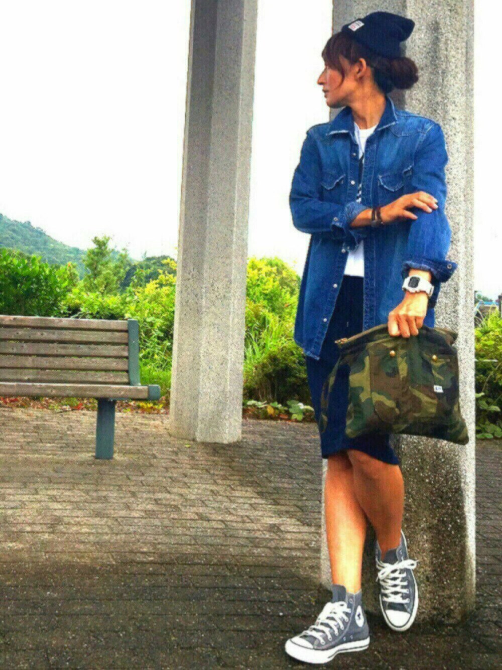 グレー系のスニーカー、ホワイト系のTシャツ/カットソー、ブルー系のシャツ/ブラウスを着用したレディースの秋コーディネートの1枚目の写真