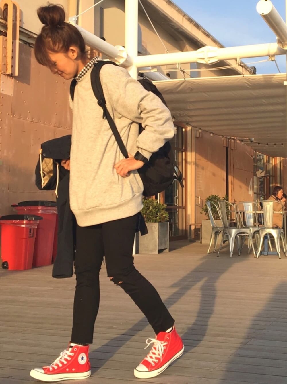 「プチプラ、GU、UNIQLO、converse、赤コンバース、ギンガムチェック、スウェット、スニーカー、ビッグシルエット、カジュアル」｜「GUのアイテム（スウェット、グレー系）」を使った、RIEさん（レディース・162cm）の冬コーディネートの1枚目の写真