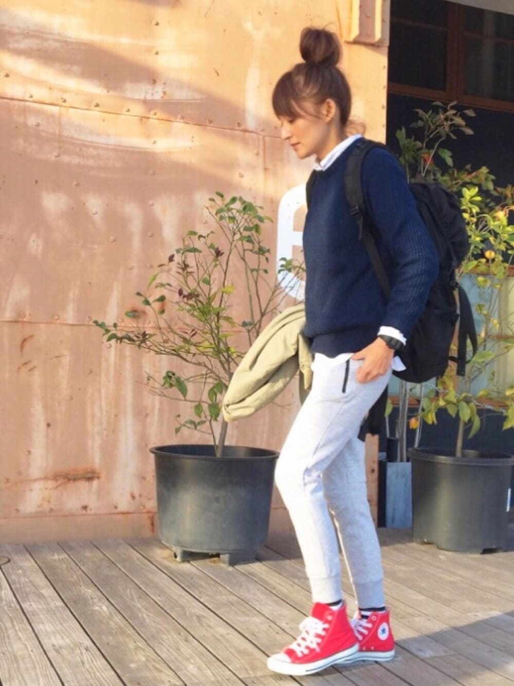 「シンプル、プチプラ、GU、UNIQLO、converse、スウェット、MA-1、赤コンバース、春コーデ、レイヤードスタイル」｜「GUのアイテム（ニット/セーター、ブルー系）」を使った、RIEさん（レディース・162cm）の冬コーディネートの1枚目の写真