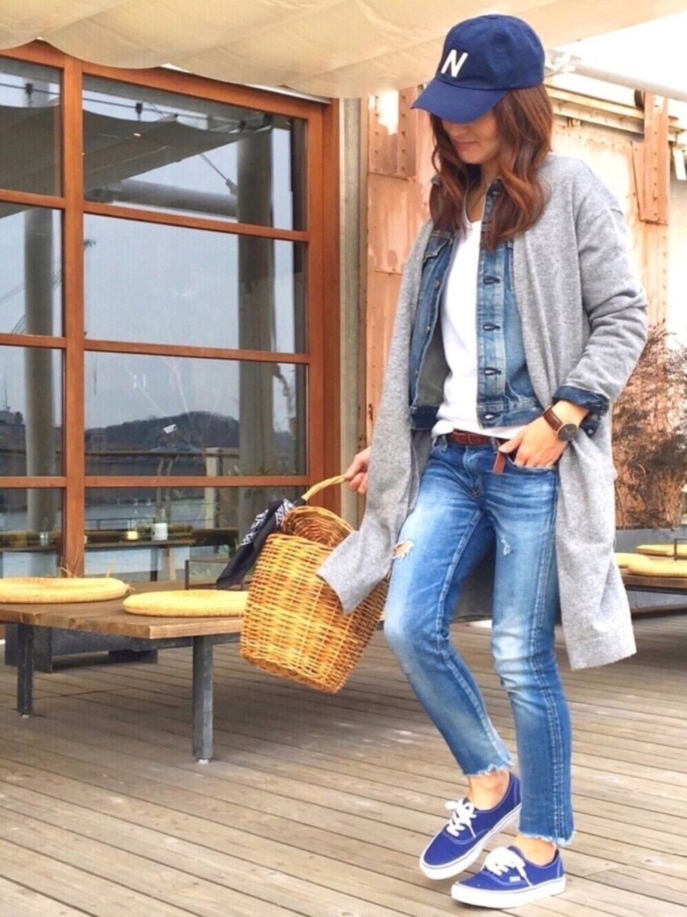 「デニムオンデニム、デニムジャケット、デニム、デニデニ、キャップ、かごバッグ、ロングカーディガン、レイヤードスタイル、ブルー、シンプル」｜「OVERRIDEの【override】BB CAP INITIAL&CHIBI CAP/【オーバーライド】ＢＢキャップ　イニシャル＆チビキャップ（キャップ、ブルー系）」を使った、RIEさん（レディース・162cm）の春コーディネートの1枚目の写真