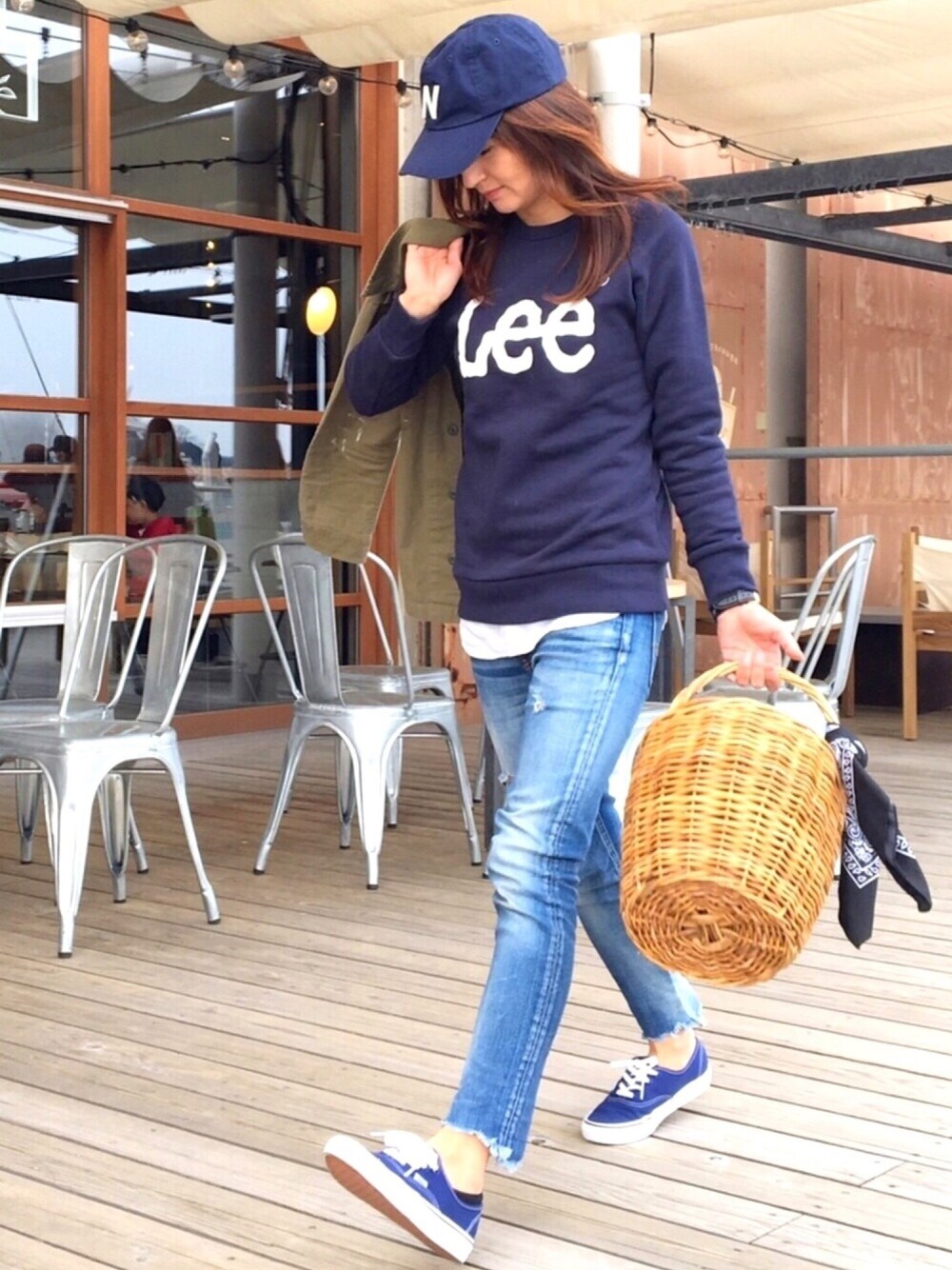 「LEE、スウェット、デニム、かごバッグ、キャップ、春コーデ、レイヤードスタイル、ネイビー、VANS、ロゴスウェット」｜「OVERRIDEの【override】BB CAP INITIAL&CHIBI CAP/【オーバーライド】ＢＢキャップ　イニシャル＆チビキャップ（キャップ、ブルー系）」を使った、RIEさん（レディース・162cm）の春コーディネートの1枚目の写真