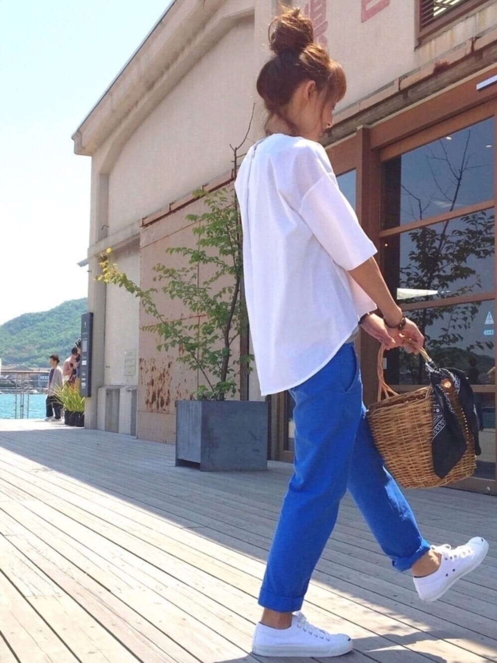 「GU、プチプラ、シンプル、ブルー、ホワイト、かごバッグ、チノパン、カラーパンツ、ロールアップ、おだんごヘアー」｜「GUのアイテム（Tシャツ/カットソー、ホワイト系）」を使った、RIEさん（レディース・162cm）の春コーディネートの1枚目の写真