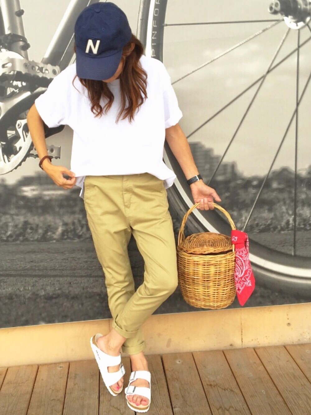 「birkenstock、gooutwith、ARIZONA、白Tシャツ、チノパン、GU、プチプラ、ベージュ、シンプル、かごバッグ」｜「OVERRIDEの【override】BB CAP INITIAL&CHIBI CAP/【オーバーライド】ＢＢキャップ　イニシャル＆チビキャップ（キャップ、ブルー系）」を使った、RIEさん（レディース・162cm）の夏コーディネートの1枚目の写真