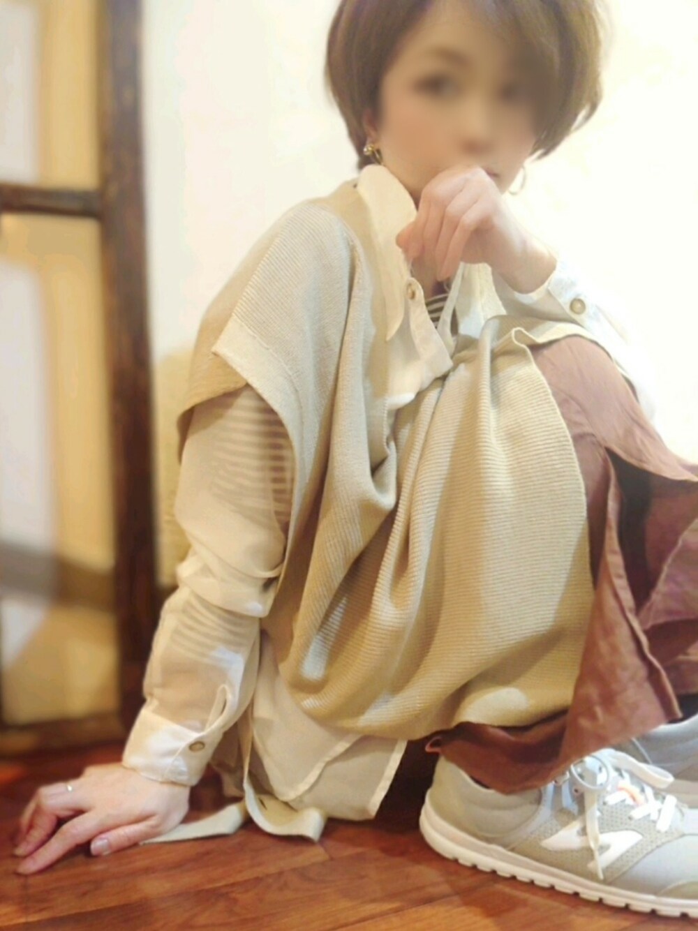 グレー系のスニーカー、ホワイト系のシャツ/ブラウス、ホワイト系のTシャツ/カットソーを着用したレディースの春コーディネートの1枚目の写真