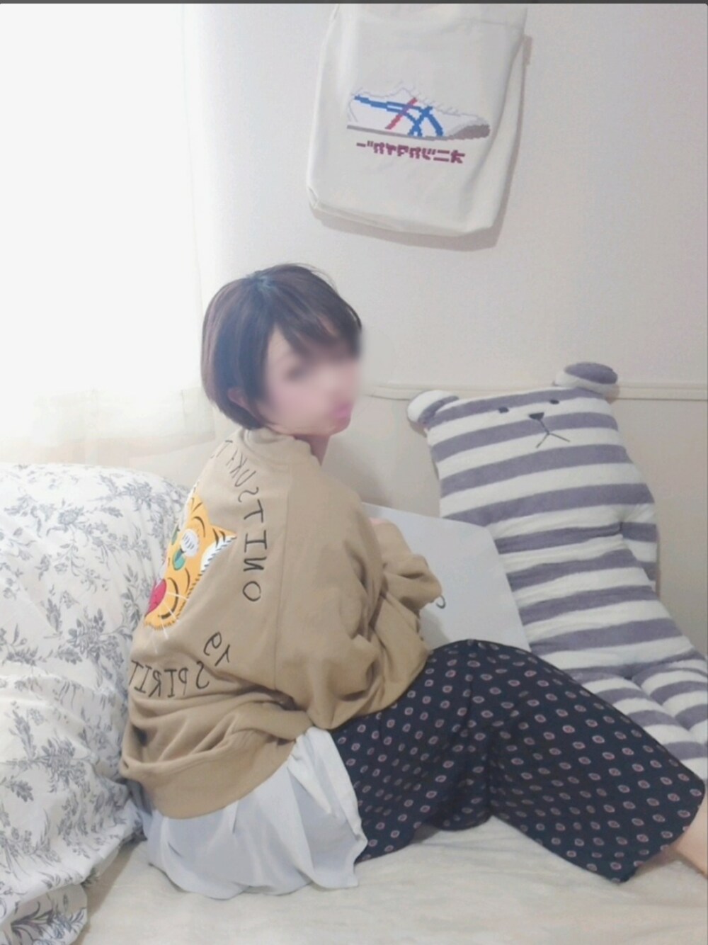 ブラック系のその他パンツ、ホワイト系のTシャツ/カットソー、ベージュ系のスウェットを着用したレディースの春コーディネートの1枚目の写真