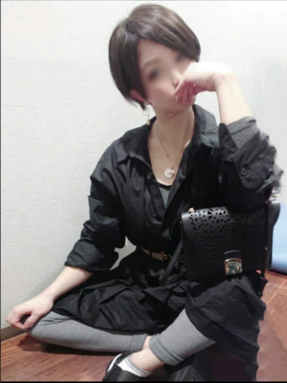 ブラック系のサンダル、グレー系のその他パンツ、ブラック系のシャツワンピースを着用したレディースの春コーディネートの1枚目の写真