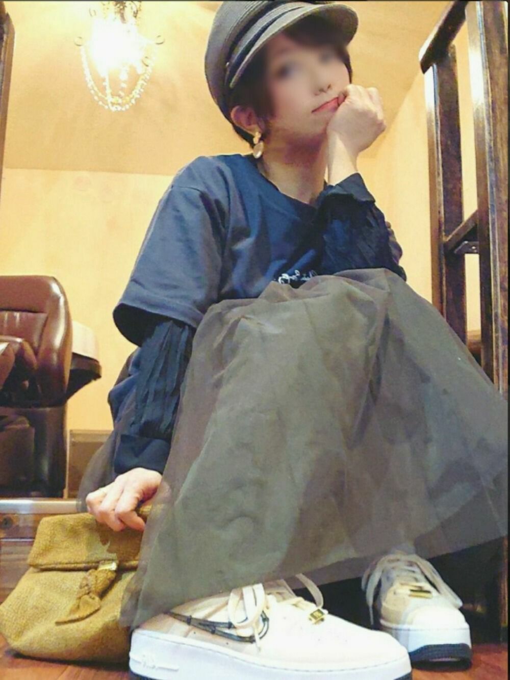 ブラック系のシャツ/ブラウス、ブラック系のTシャツ/カットソー、ベージュ系のスニーカーを着用したレディースの春コーディネートの1枚目の写真