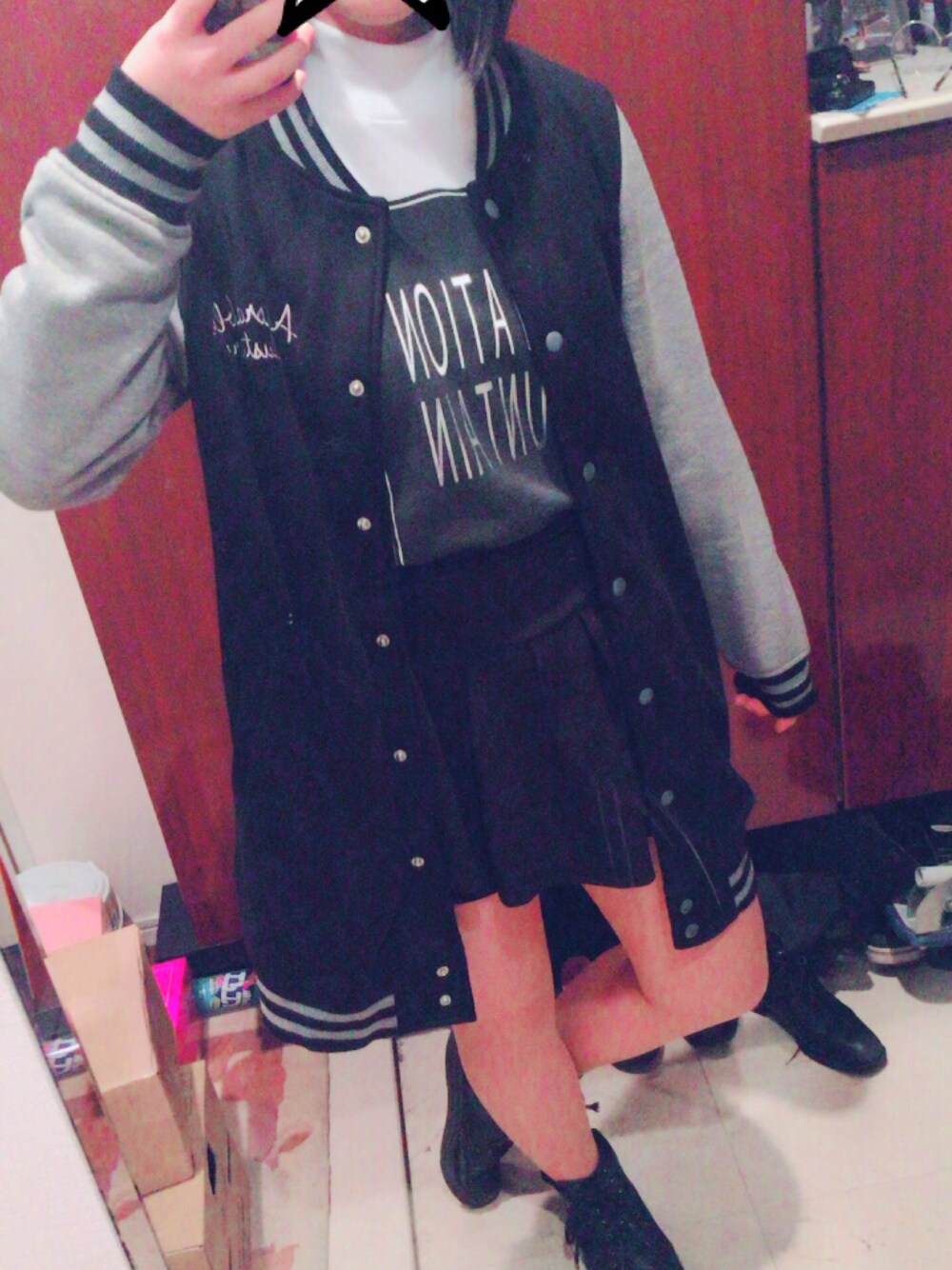 「ライブスタイル、ブラック、休日スタイル」｜「Right-onのアイテム（その他トップス、ホワイト系）」を使った、KOZUさん（レディース・156cm）の冬コーディネートの1枚目の写真