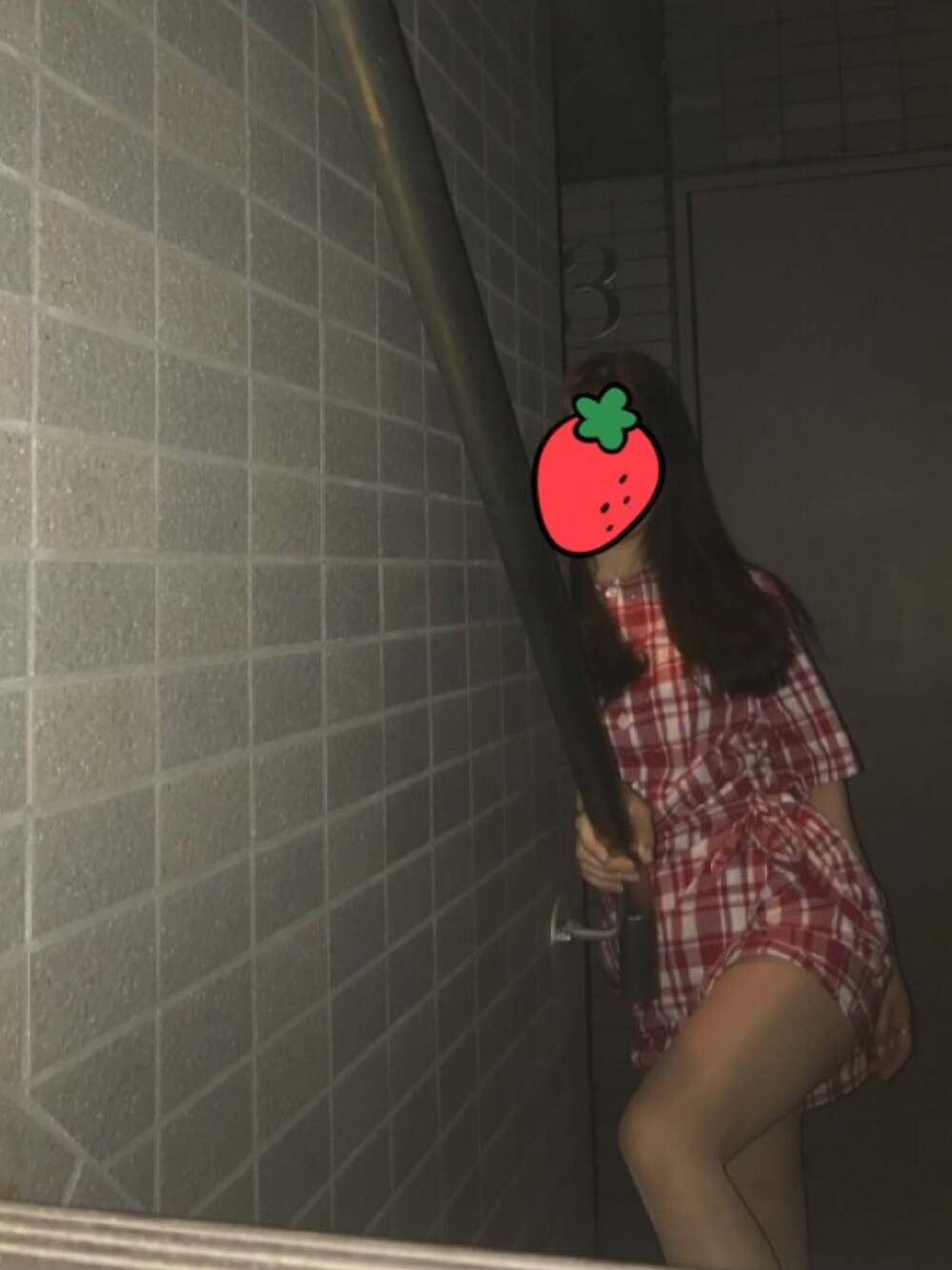 「メゾン キツネ(MAISON KITSUNE)、ワンピース、レッド」｜「Maison KitsuneのCHLOE SCARF DRESS（ワンピース、レッド系）」を使った、miyuさん（レディース・159cm）の秋コーディネートの1枚目の写真