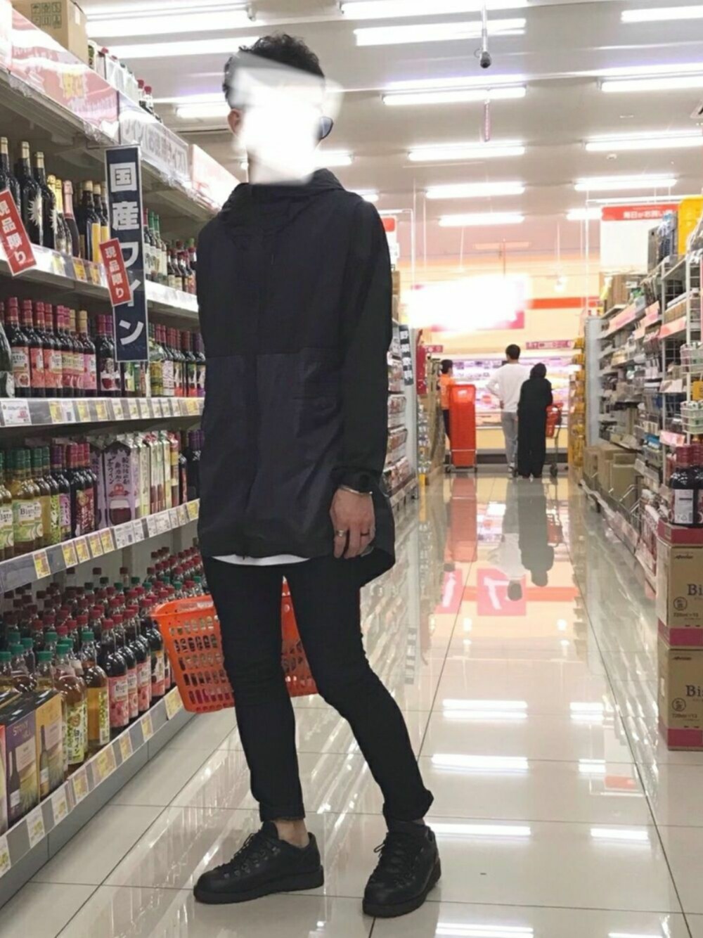 「買い物、ナイロンジャケット、reebok、リーボックラブ、ブラック、スキニーデニム、Ariana Grande、革靴、鼻油」｜「THE CASUALのストレッチスキニーデニムパンツ（デニムパンツ、ブルー系）」を使った、くにさん（メンズ・175cm）の秋コーディネートの1枚目の写真