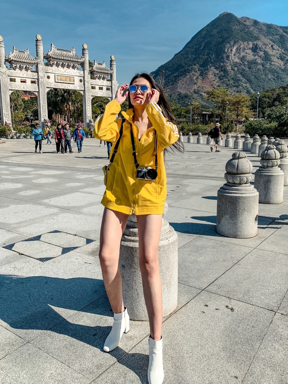 「girl、yellow、yellowbag、fashion、fashionista、travel、traveloutfit、Roam、Hong Kong、WOMEN」｜「Ray-Banのアイテム（サングラス、その他）」を使った、Naphac Tae.さん（レディース・175cm）の春コーディネートの1枚目の写真