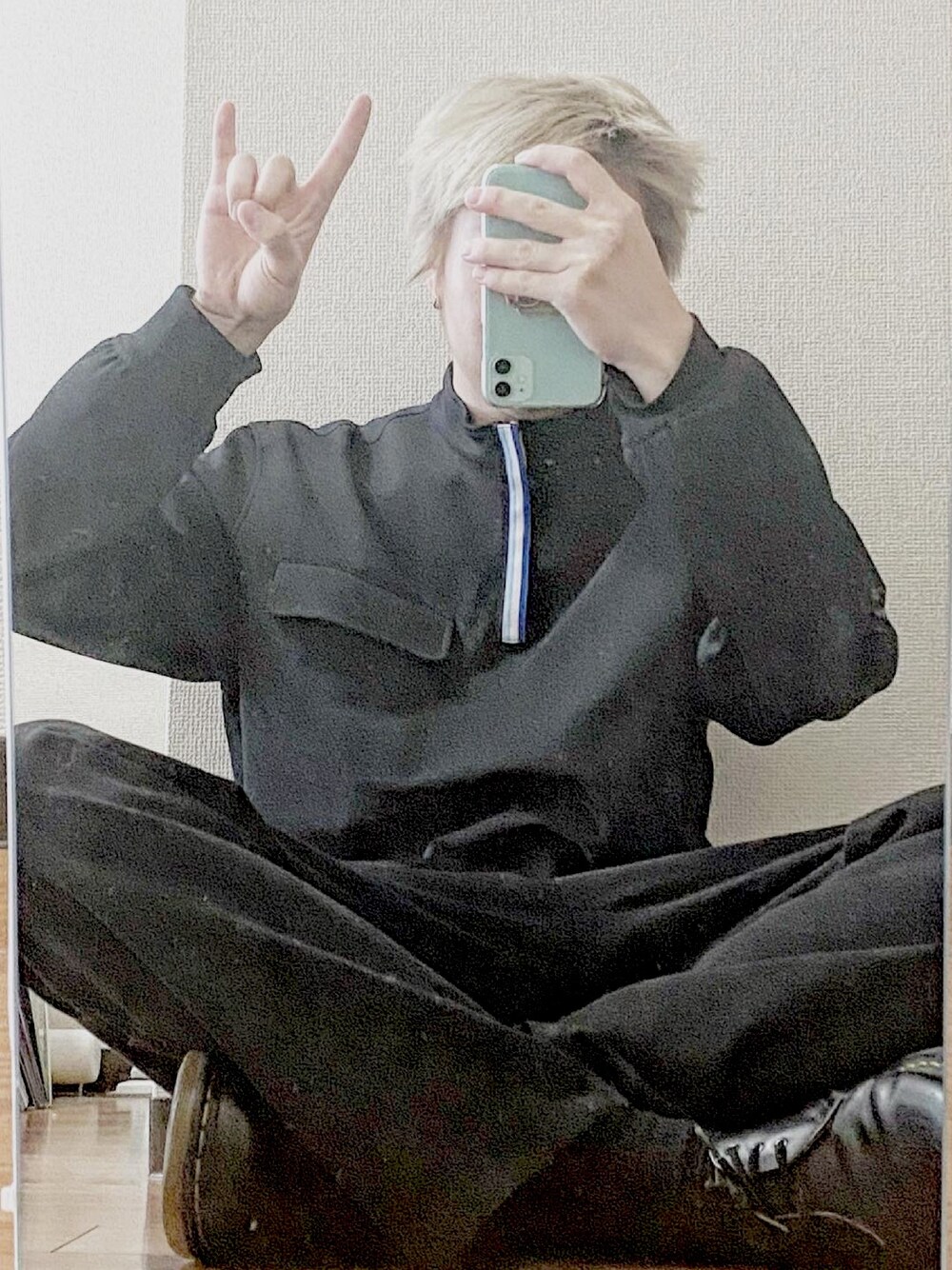 ブラック系のその他トップス、ブラック系のスラックス、ブラック系のブーツを着用したメンズの春コーディネートの1枚目の写真