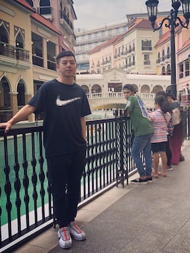 「NIKE SPORTSWEAR（ナイキスポーツウェアー）のアイテム（ブラック系）」を使った、Hou Vernonさん（メンズ・173cm）の春コーディネート