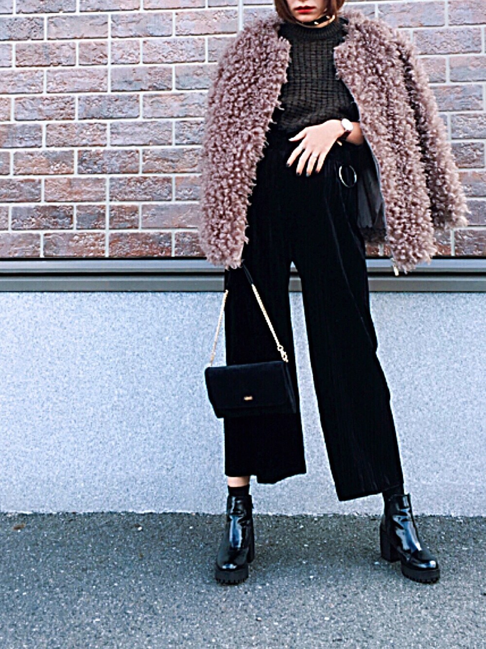「ママコーデ、ママファッション、ブラックコーデ、ベロアパンツ、ザラジョ、もこもこ、プードルコート、プチプラ、雑誌掲載、雑誌付録」｜「Bab Bou Jeloudの【Bab】≪再入荷≫プードルファーコート（ブルゾン、ブラウン系）」を使った、Kiyooさん（レディース・165cm）の冬コーディネートの1枚目の写真
