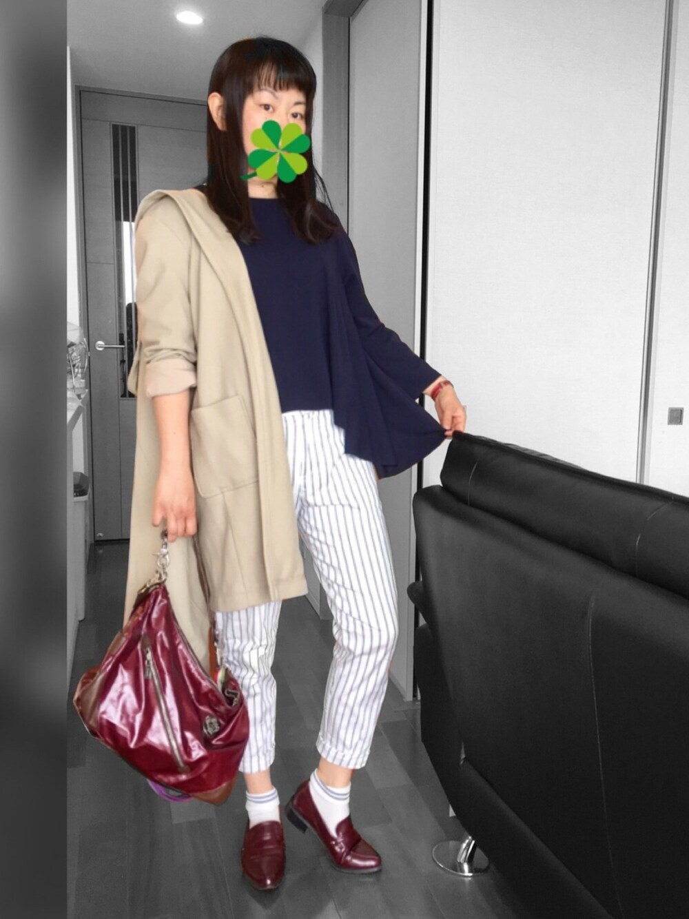 その他のトップス、ブルー系のTシャツ/カットソー、ホワイト系のその他パンツを着用したレディースの春コーディネートの1枚目の写真