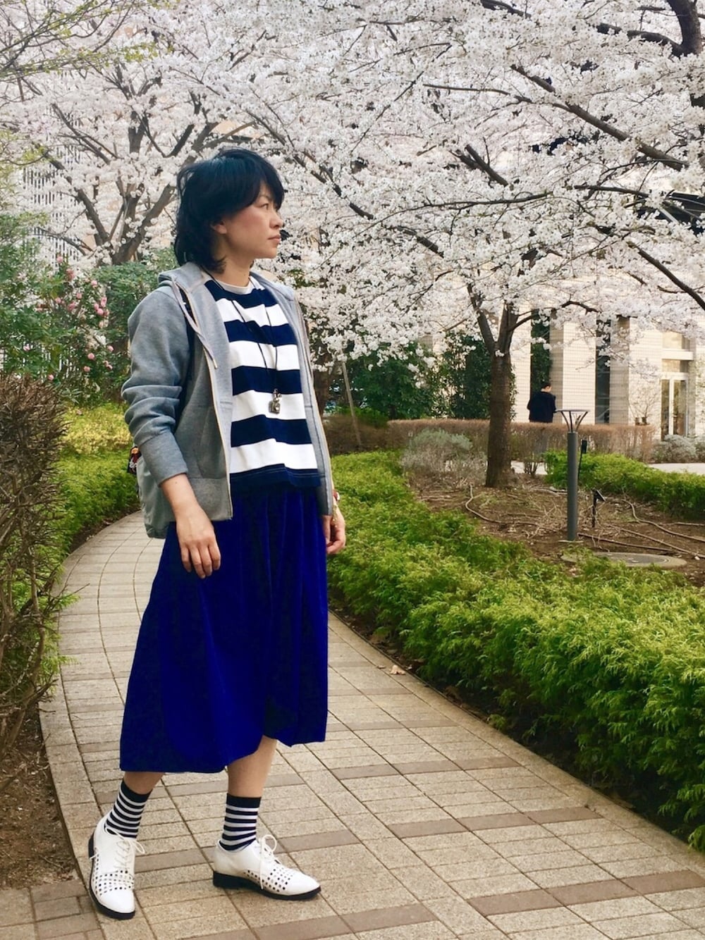 「大人カジュアル、シンプル、パーカー、ボーダー、カラースカート、青、マニッシュシューズ、パンチング、桜」｜「BARNYARDSTORMのBARNYARDSTORM / リブＷフェイスパーカー（パーカー、グレー系）」を使った、ꉂ☻ᵎあゆねぇ◡̈⃝✩‧₊ さん（レディース・162cm）の春コーディネートの1枚目の写真