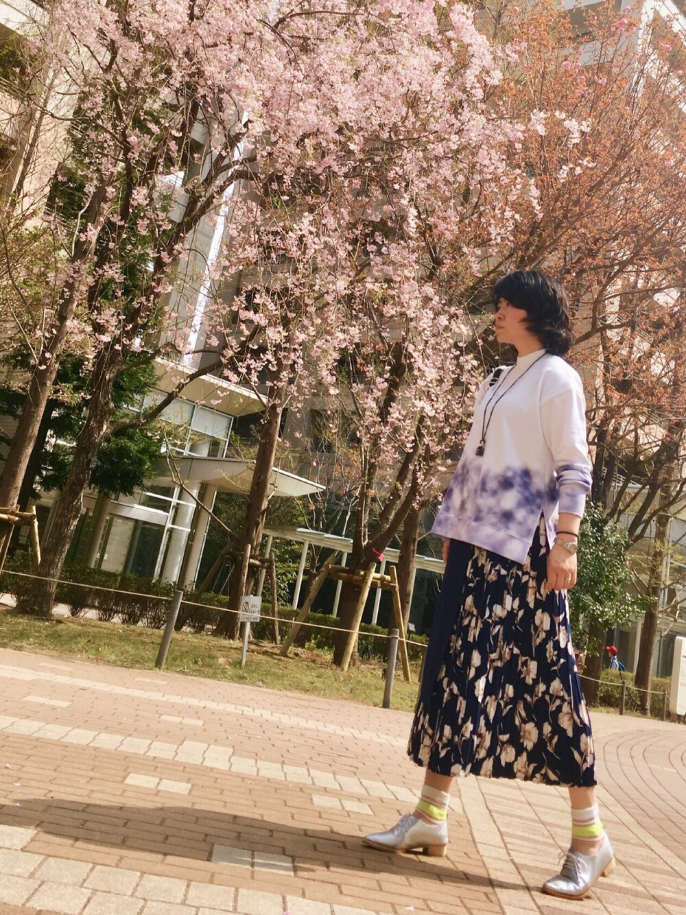 「大人カジュアル、HARE、スウェット、プリーツスカート、花柄、ポインテッドトゥ、シルバーシューズ、シースルーソックス、カフェ好き」｜「HAREのHAZE BIGスウェット(HARE)（スウェット、ホワイト系）」を使った、ꉂ☻ᵎあゆねぇ◡̈⃝✩‧₊ さん（レディース・162cm）の春コーディネートの1枚目の写真