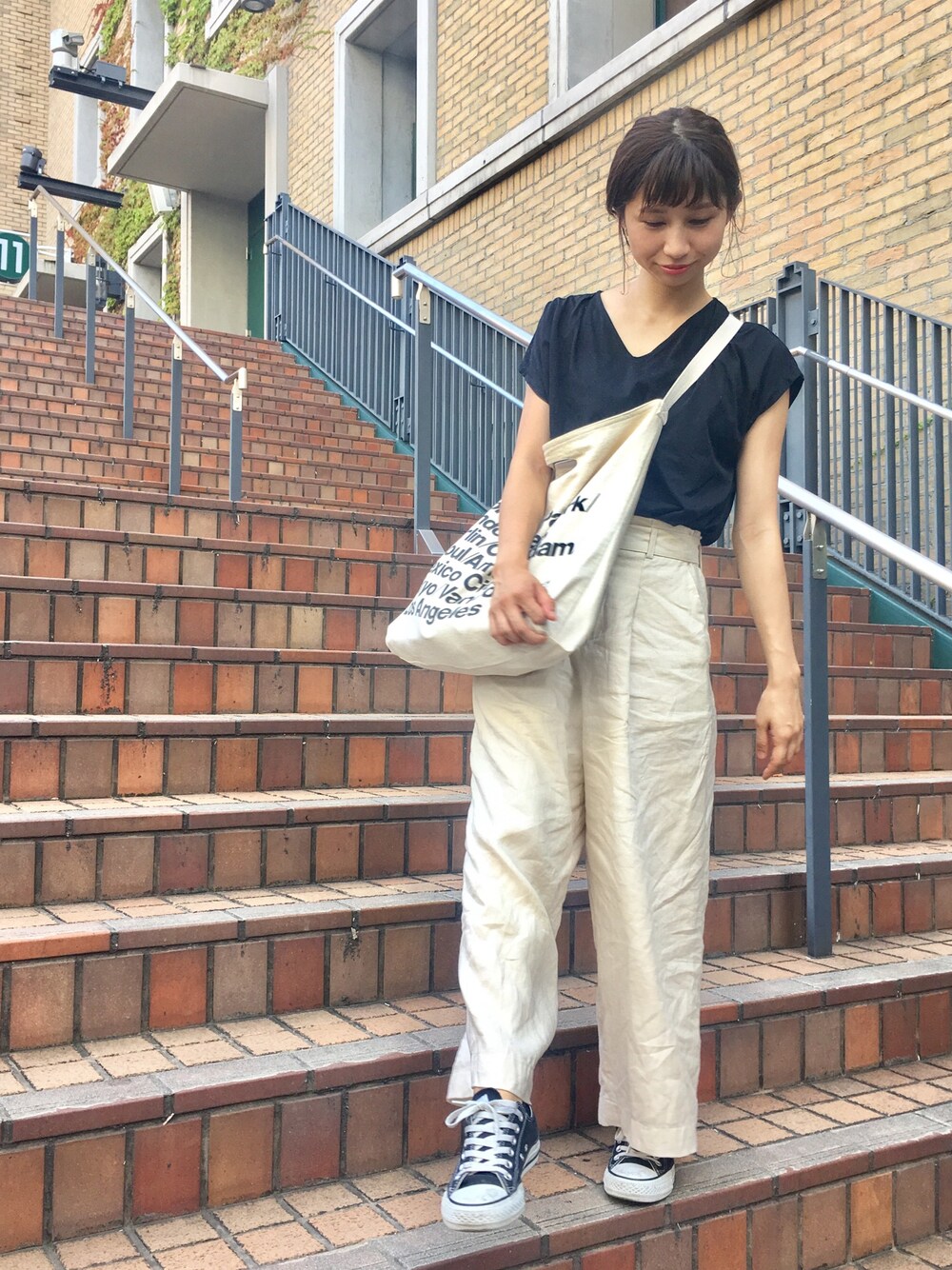 「夏コーデ、シンプルコーデ、カジュアル、リラックススタイル、Vネック、リネン、タックイン、スニーカー、ラフ」｜「PLUIEのアイテム（ピアス（両耳用）、シルバー系）」を使った、r y o **さん（レディース・153cm）の夏コーディネートの1枚目の写真